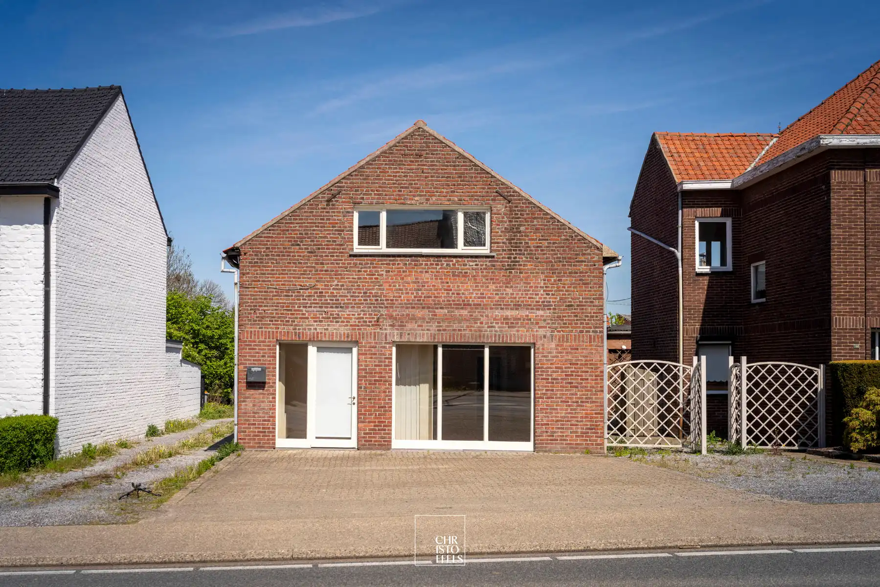 Te renoveren handelspand met bovenwoning, gelegen op een ideale locatie en met veel potentieel! foto 2