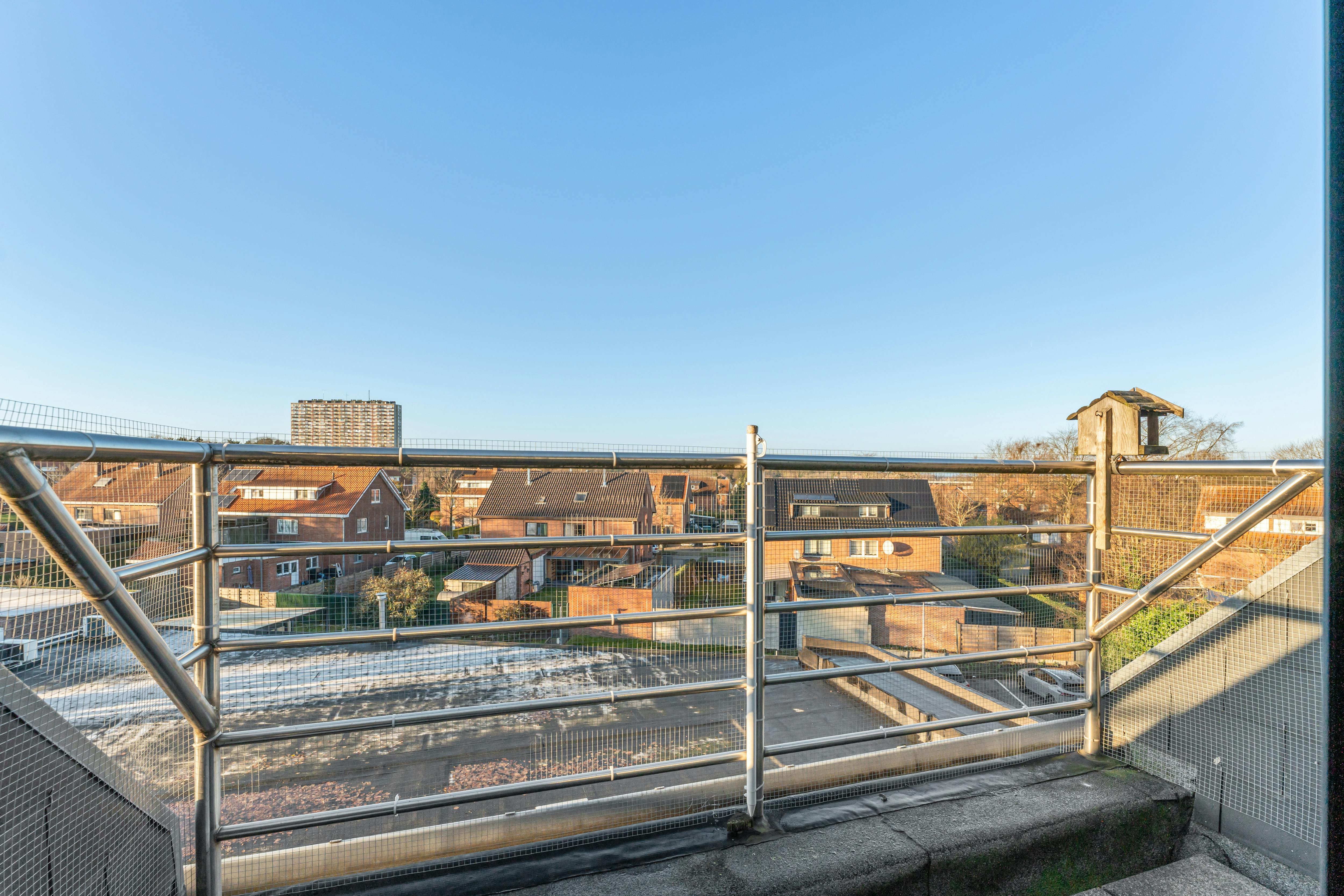 Instapklaar appartement met twee terrassen in het centrum van Genk foto 7