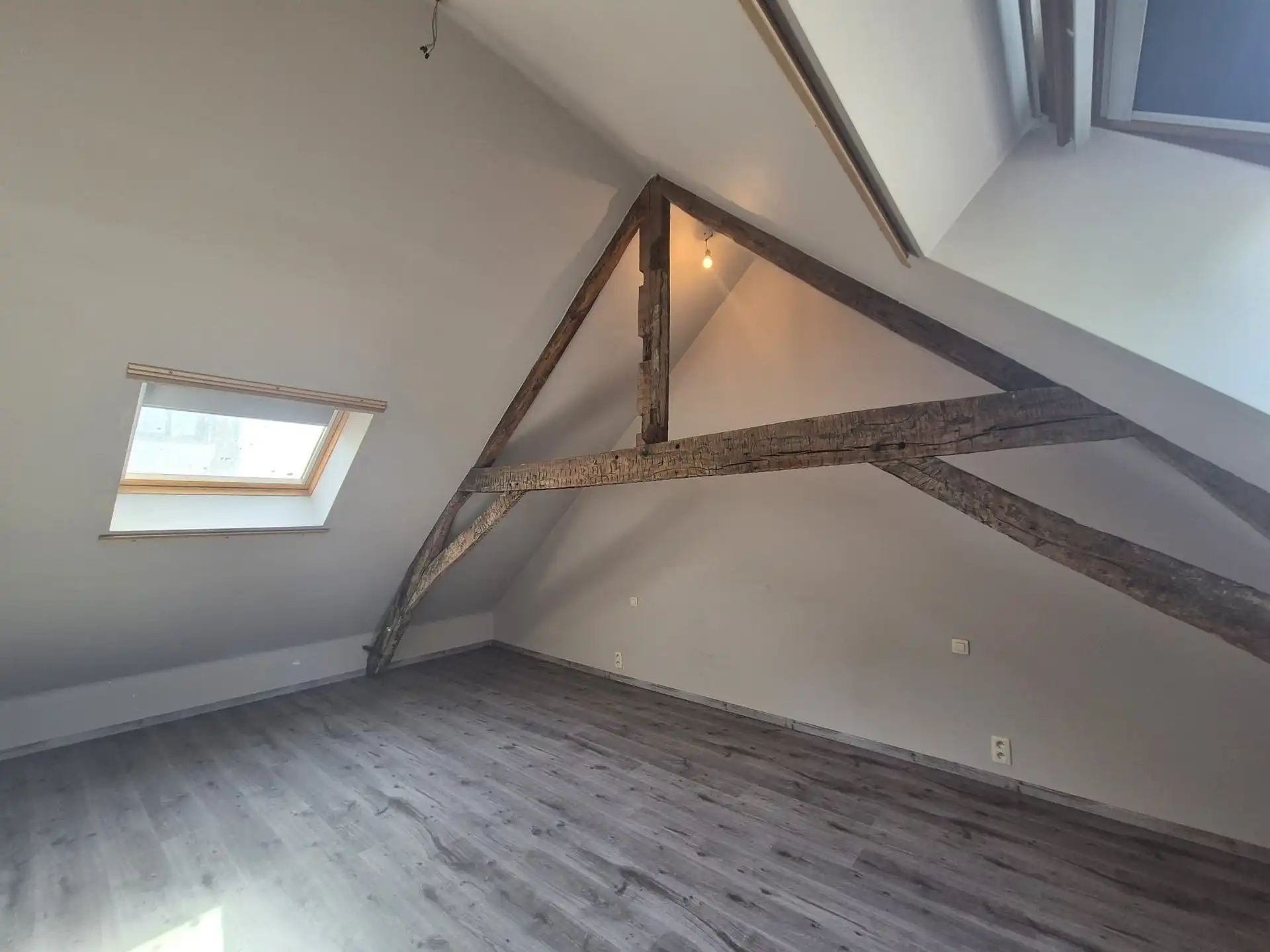 Instapklaar lichtrijk appartement met dakterras boven bakkerij “Hoste”. foto 13