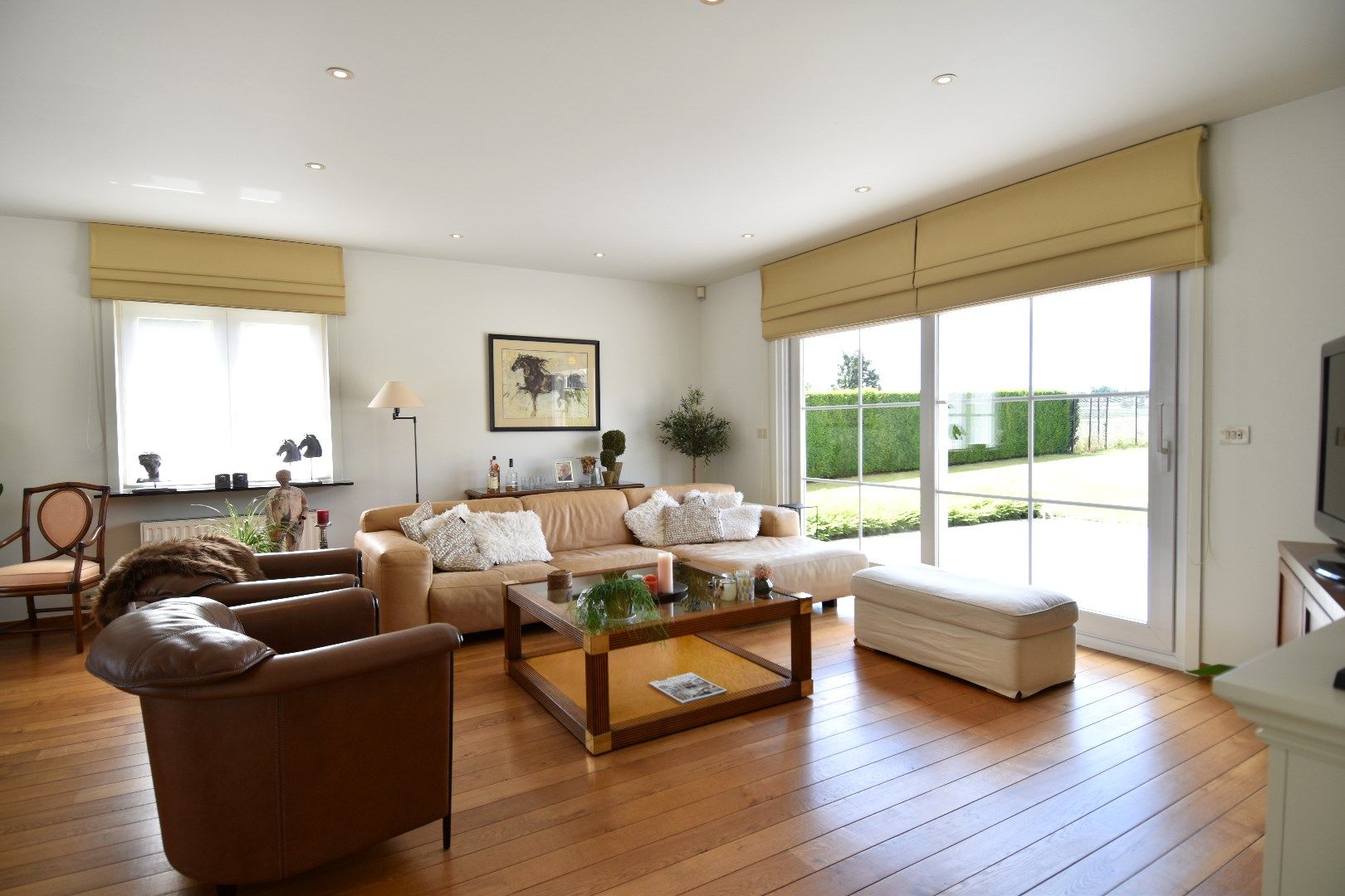 Exclusieve woning met 4 slaapkamers gelegen op een prachtig perceel van bijna 2.400 m² foto 4