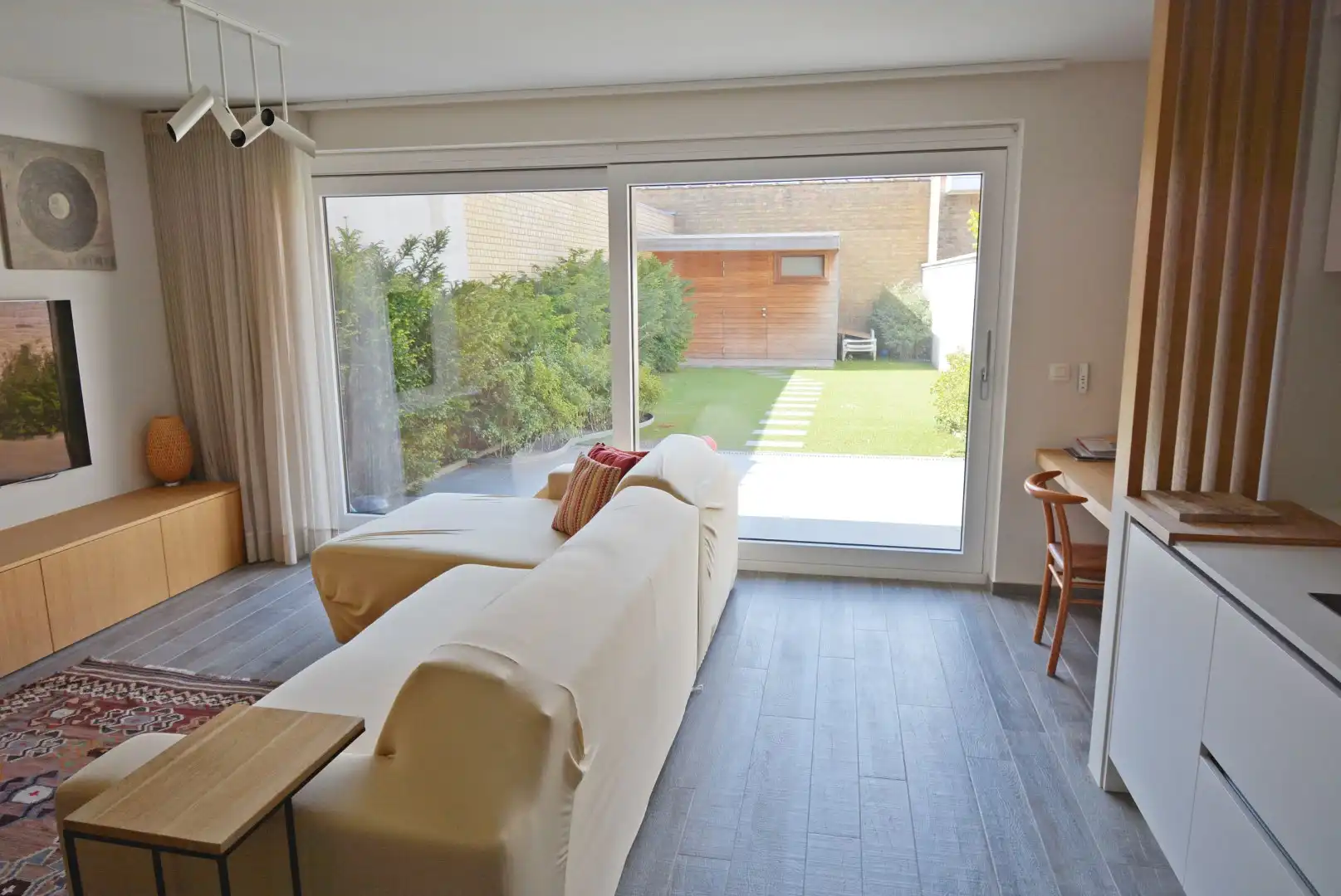 Charmant recent gelijkvloers appartement met tuin, centraal gelegen op wandelafstand van de zee. foto {{pictureIndex}}