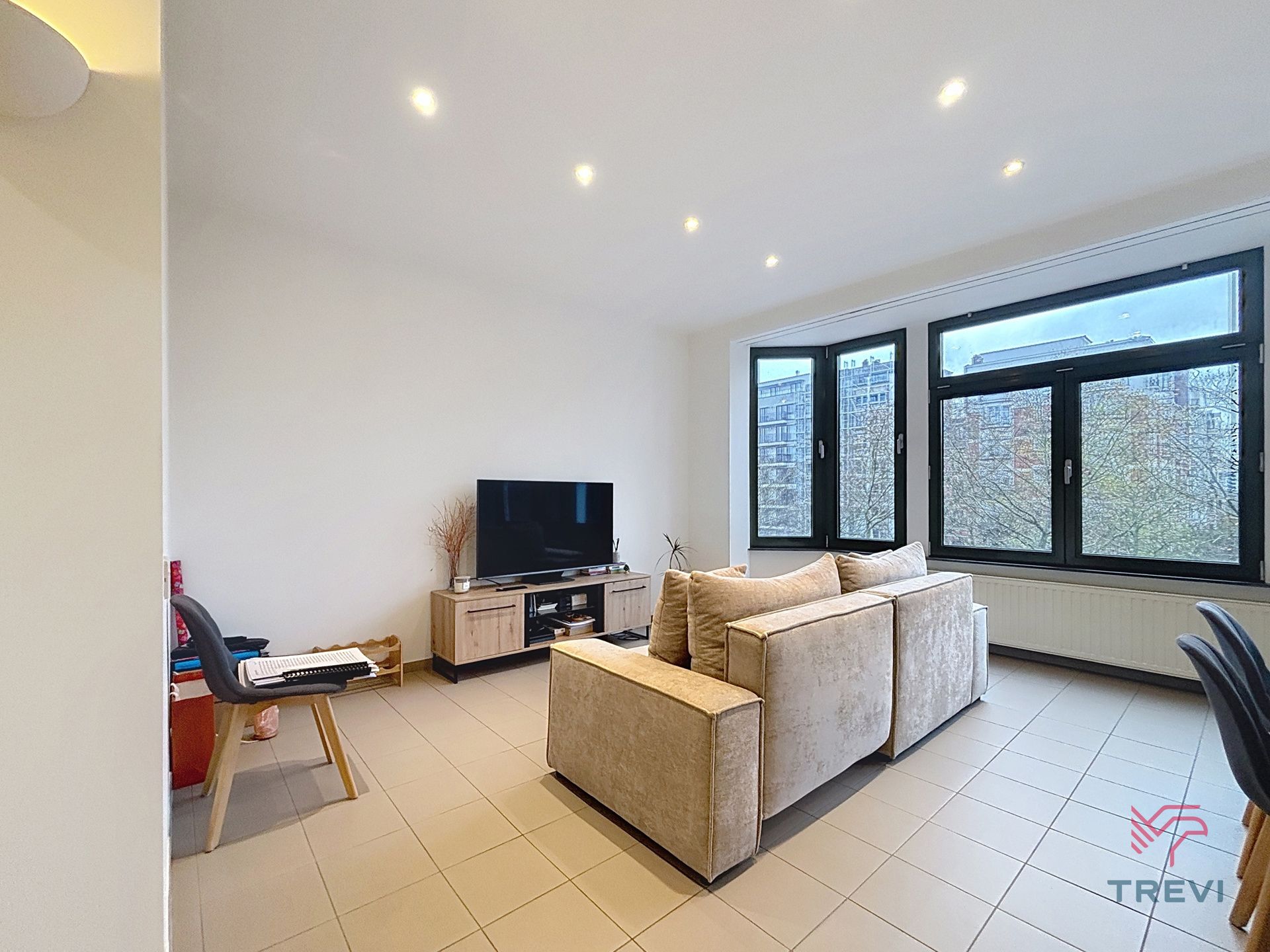 Mooi ongemeubileerd appartement met 1 slaapkamer ! foto 2