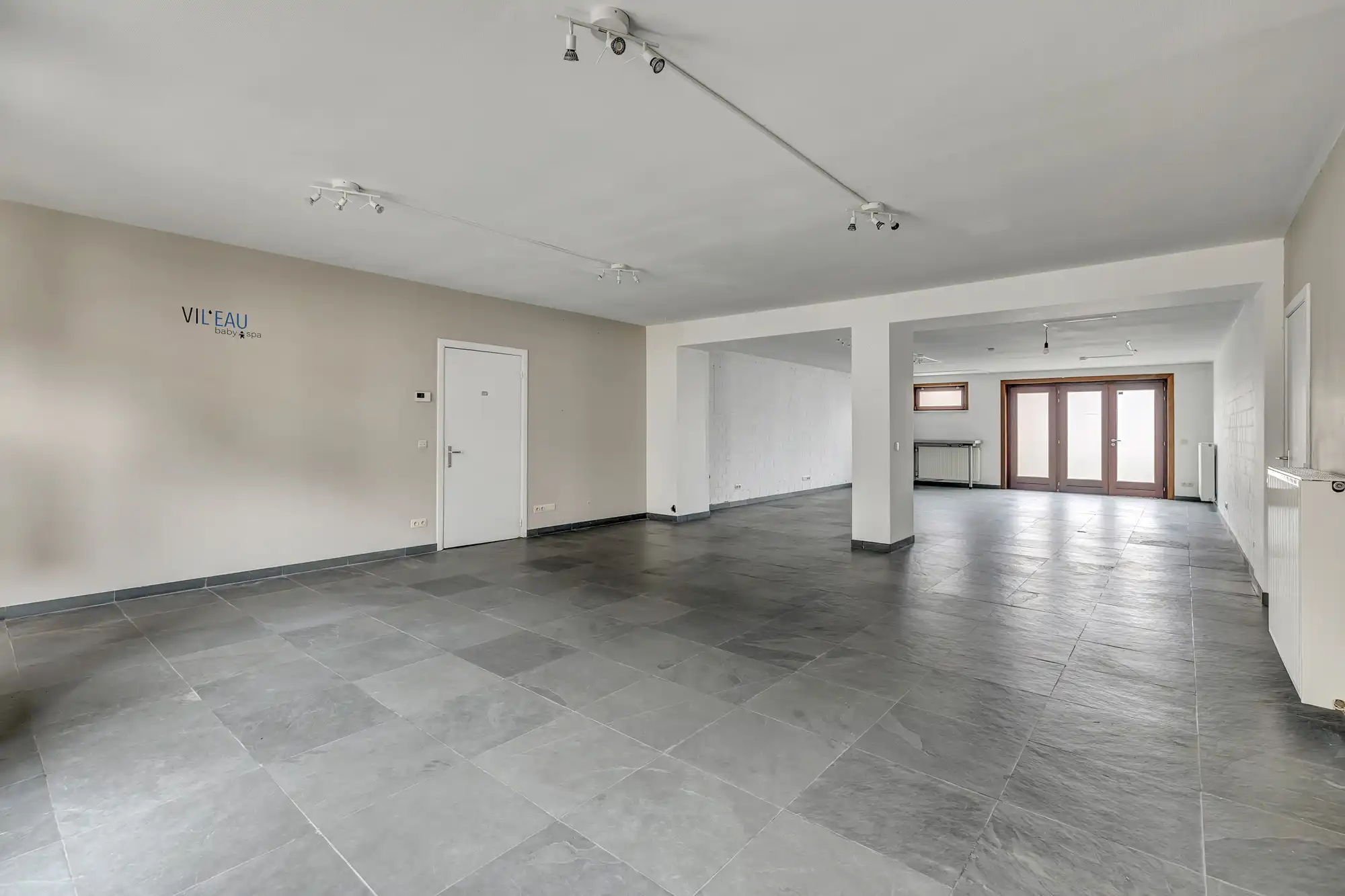 Veelzijdige handelsruimte op centrale ligging met garagebox foto 5