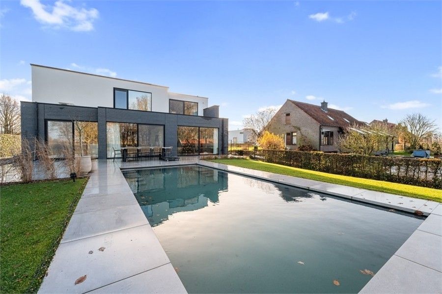 MAGNIFIEKE OPEN BEBOUWING MET GROOT ZWEMBAD EN 400M² AAN BEWOONBARE OPPERVLAKTE IN HET GEZELLIGE WELLEN foto {{pictureIndex}}