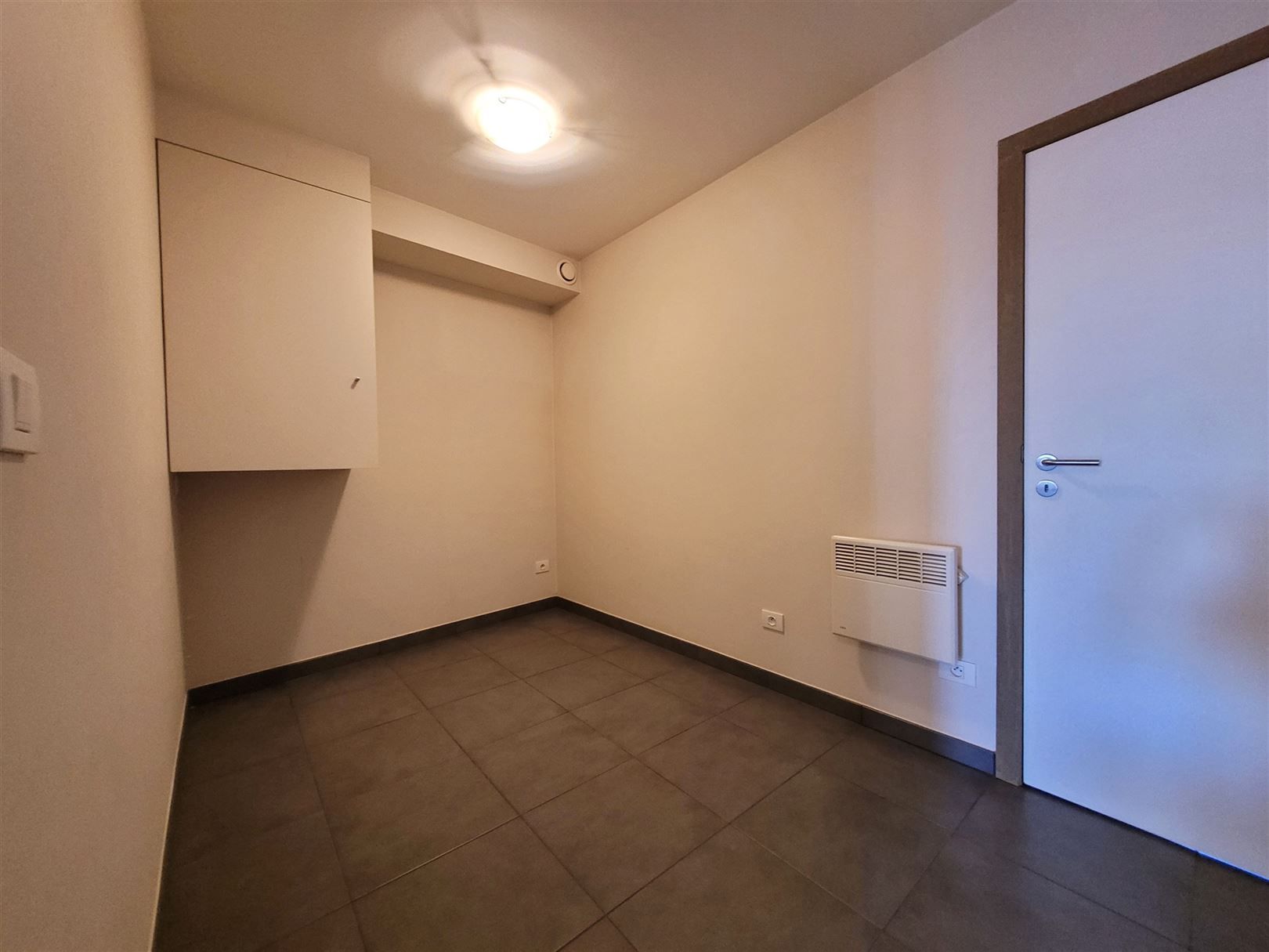 Ongemeubeld appartement met 1 slaapkamer en slaaphoek foto 12