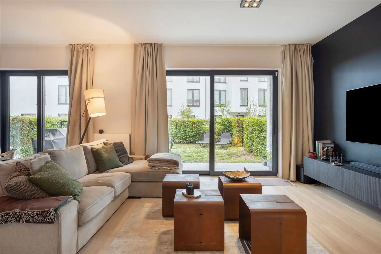 Prachtig recent gelijkvloers appartement met 2 slaapkamers, tuin en parking foto 4