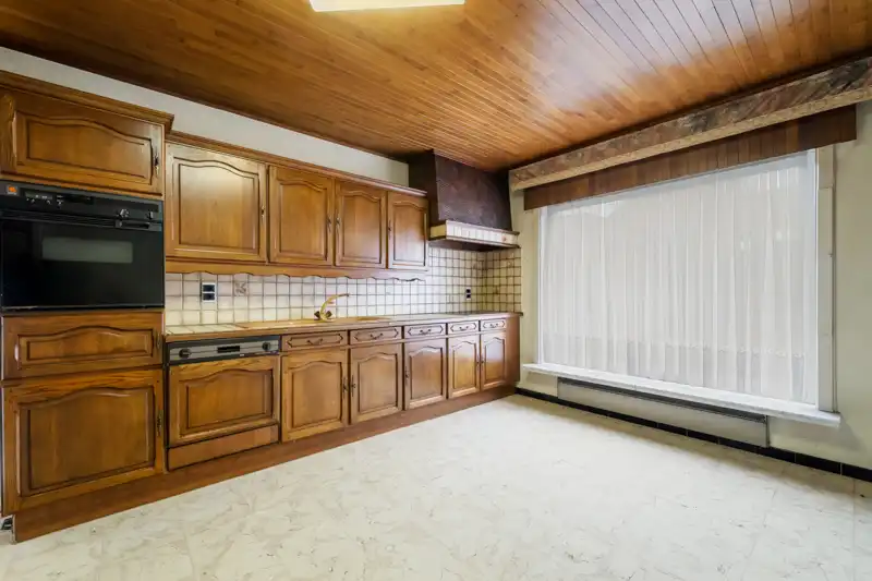 Westrozebeke-centrum. Te renoveren half open bebouwing, uitzonderlijke grote woning met veel bergruimte en garage. Potentieel als woonruimte 165-225m2. Tuin en tuinhuis. foto 9