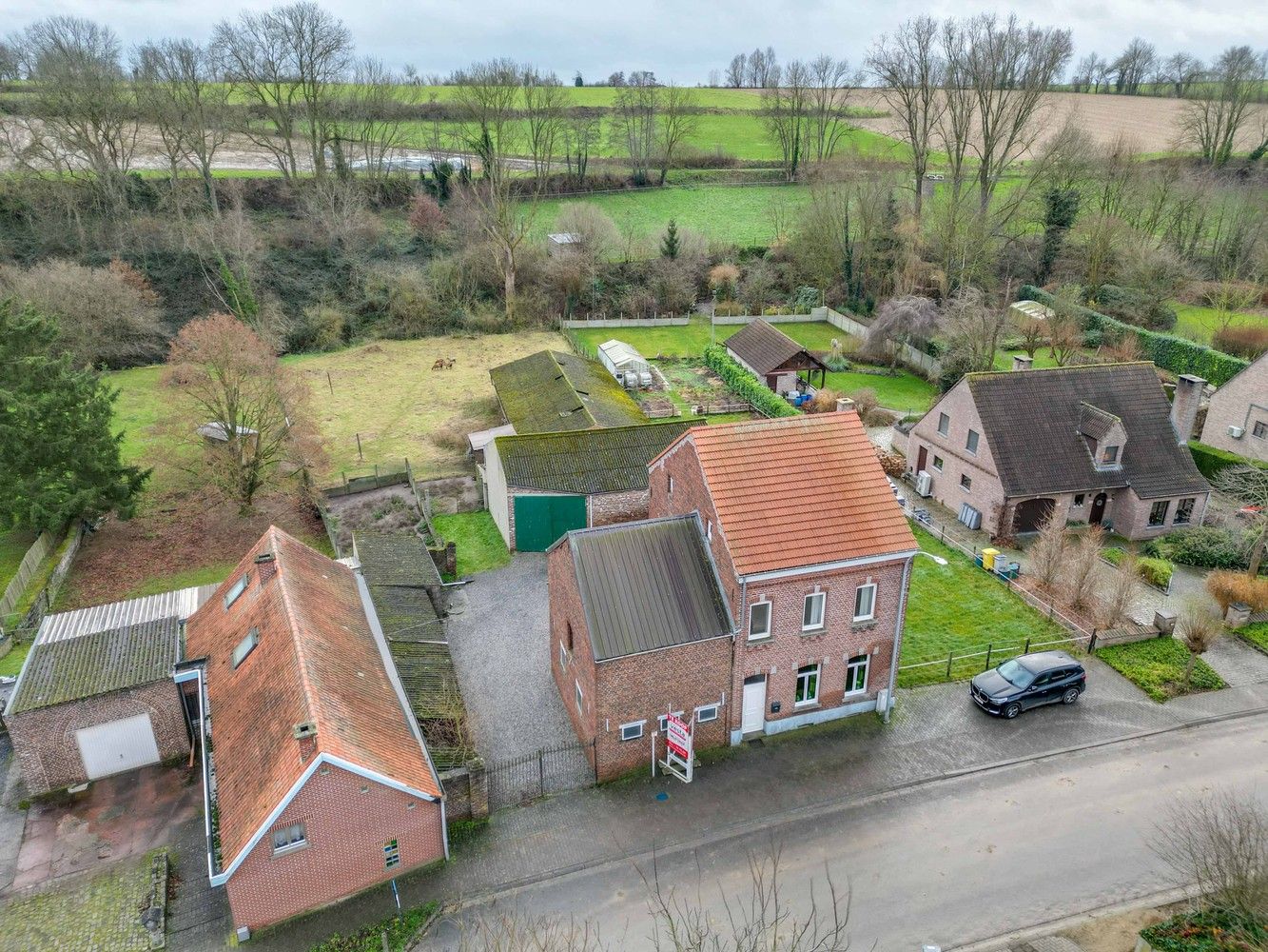 Hoevewoning met stallen een grote loods foto 9