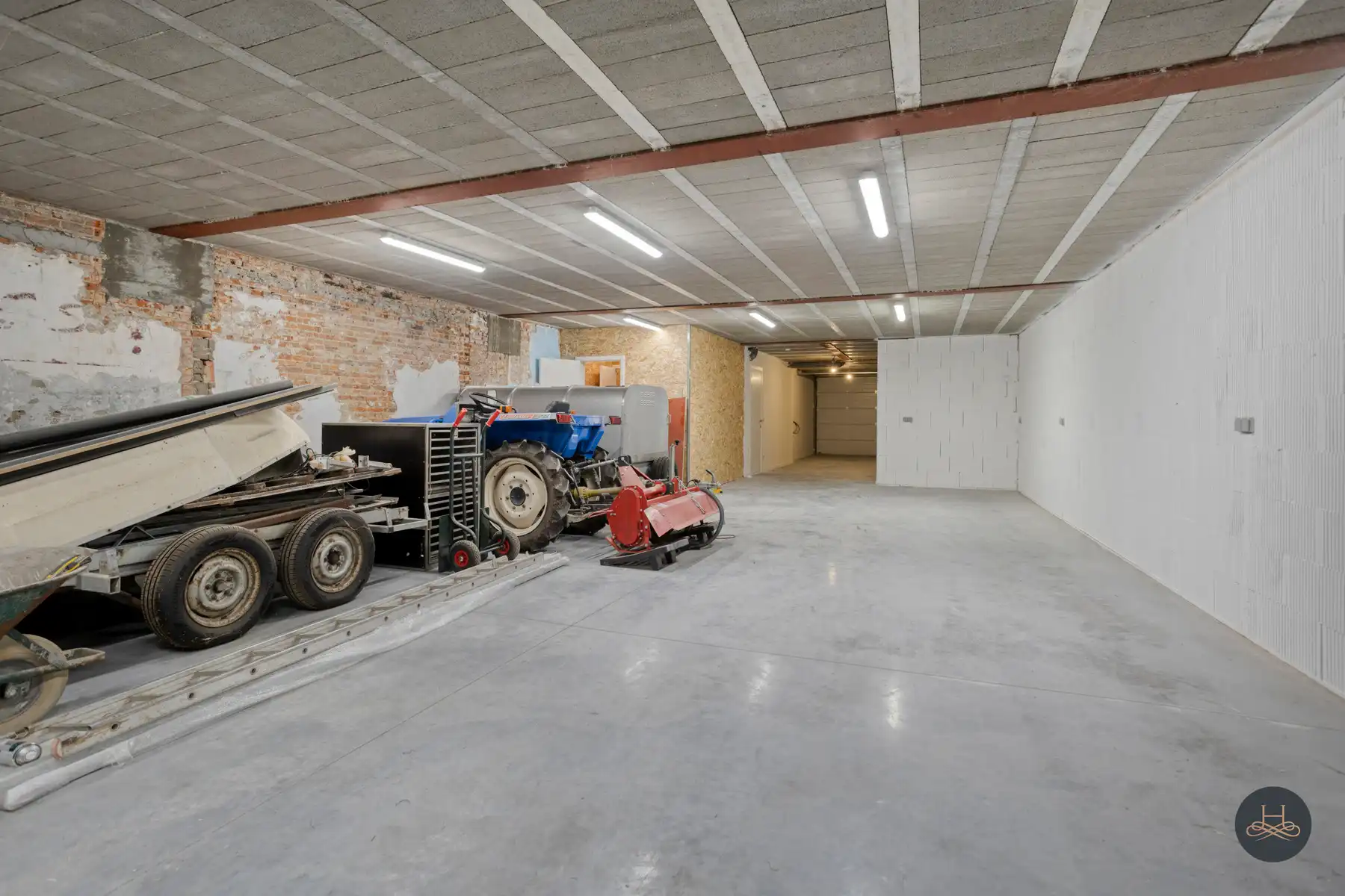 Uniek pand met ruime loods en instapklare woning foto 9