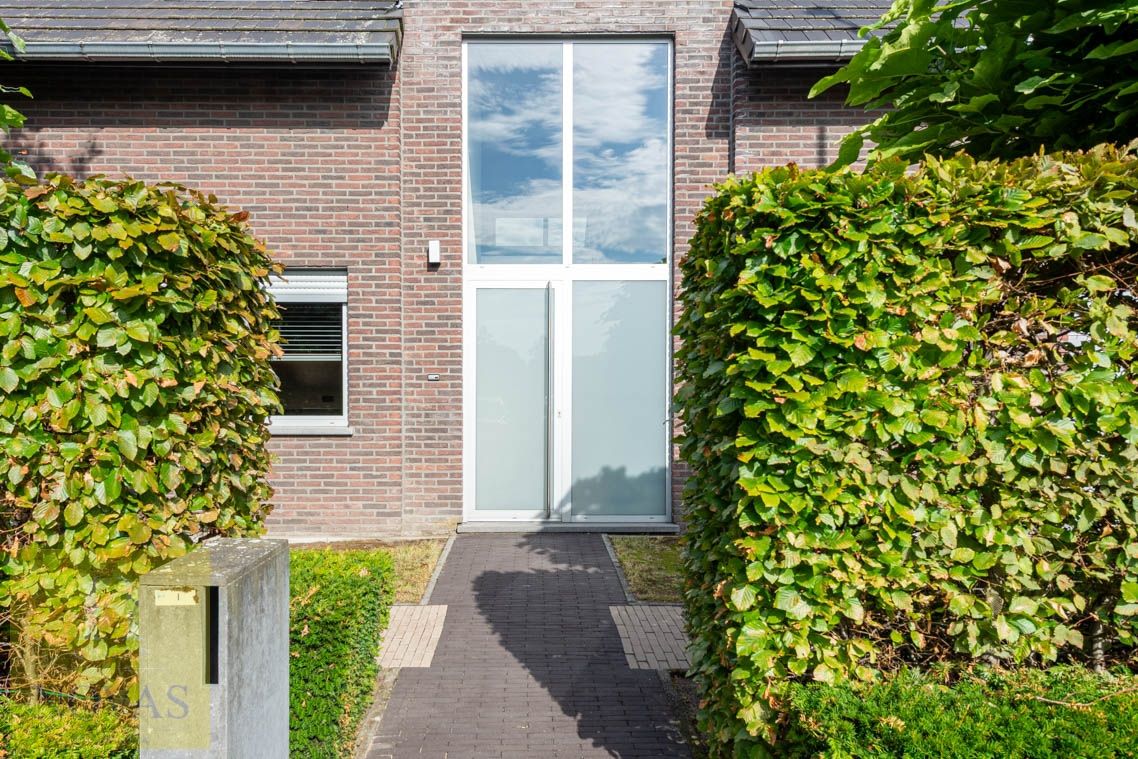 Ruime instapklare woning met 4 tot 5 slaapkamers, zonnepanelen, airco, inpandige garage en buitenstaanplaatsen foto 28