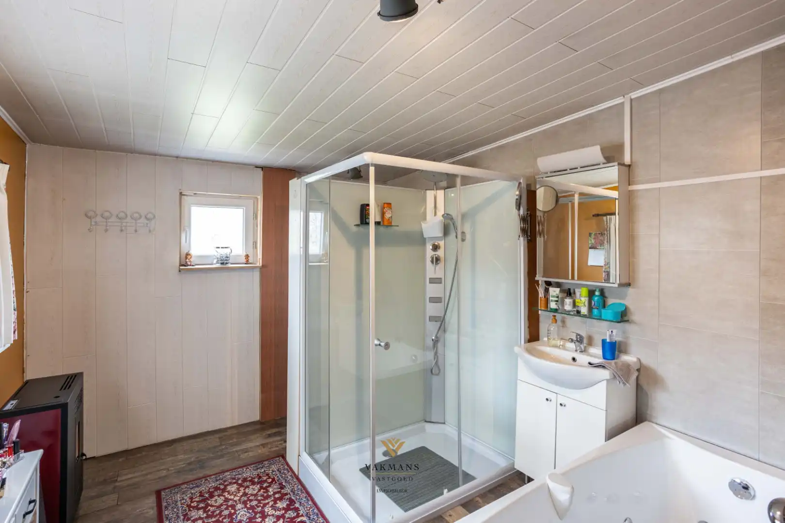 Ruime alleenstaande woning met garage in heuvelachtige omgeving foto 25