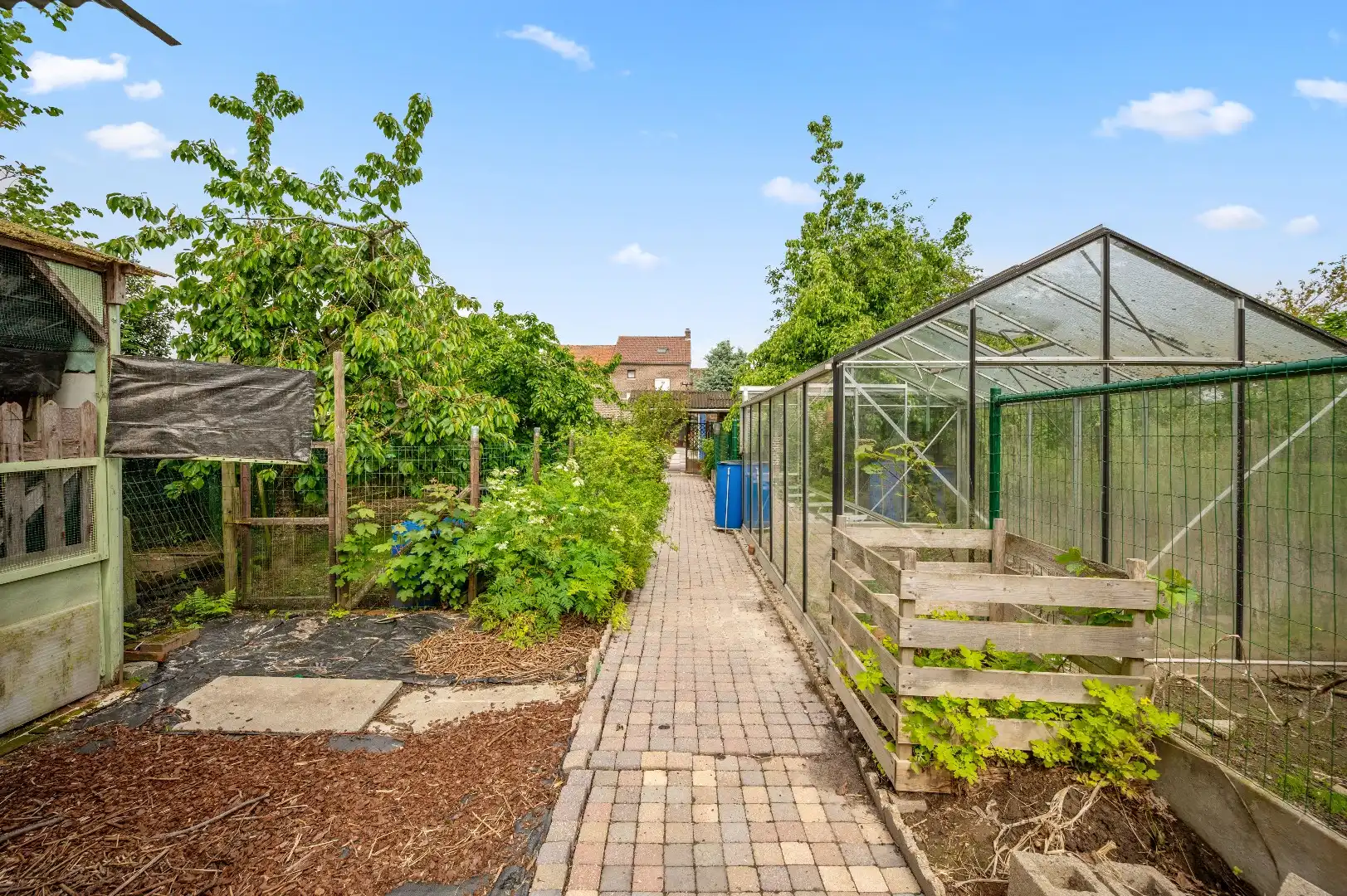 Ruime te renoveren rijwoning met ontzettend veel potentieel en een leuke tuin foto 2