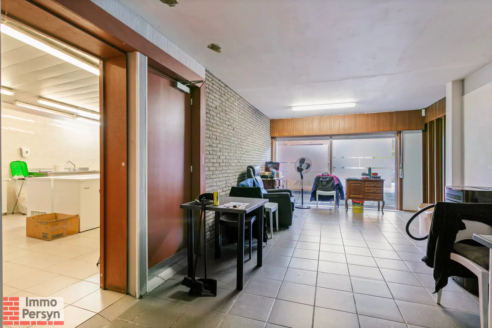 Handelspand met bovenliggend appartement en achterliggende bouwgrond. foto 12