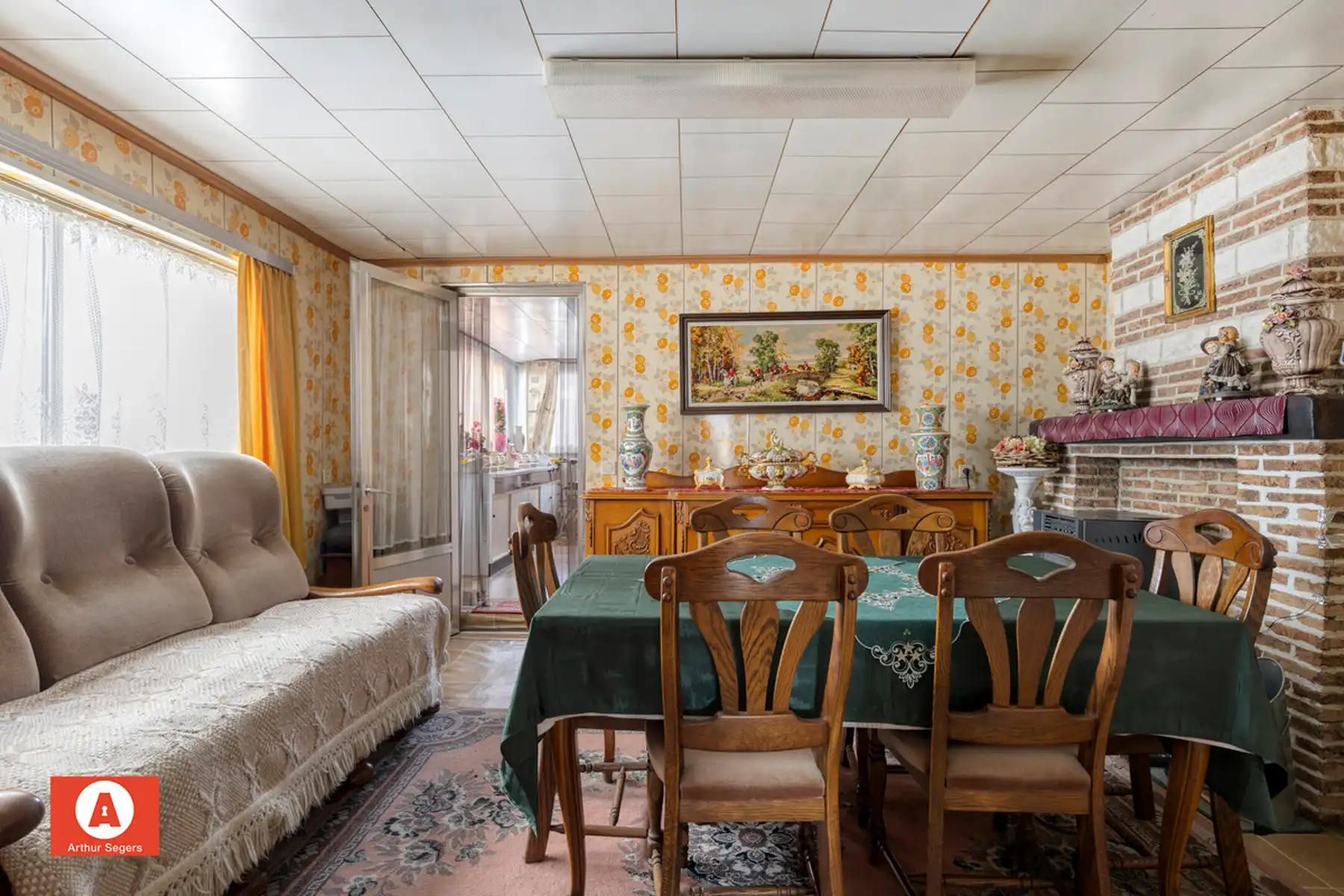 Solide half-open bebouwing met achtergelegen fietswegel. foto 11