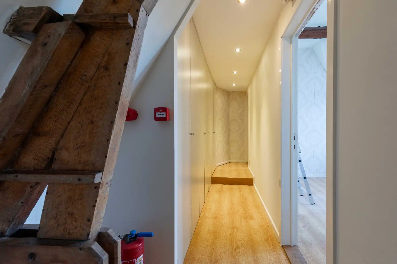 Iconisch neo-gotisch pand met uniek zicht op de Ezelpoort en het Stil Ende foto 20