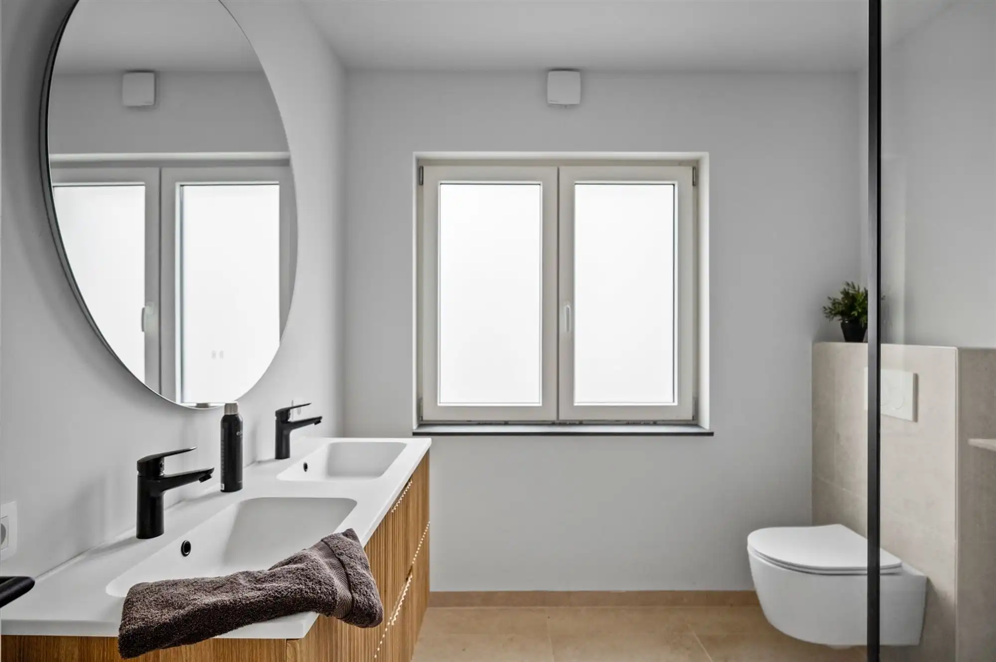 Recent gemoderniseerde, instapklare woning te Putte foto 9