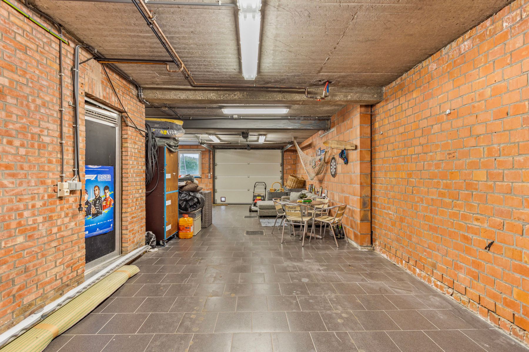 Ruime, instapklare gezinswoning met dubbele garage foto 12