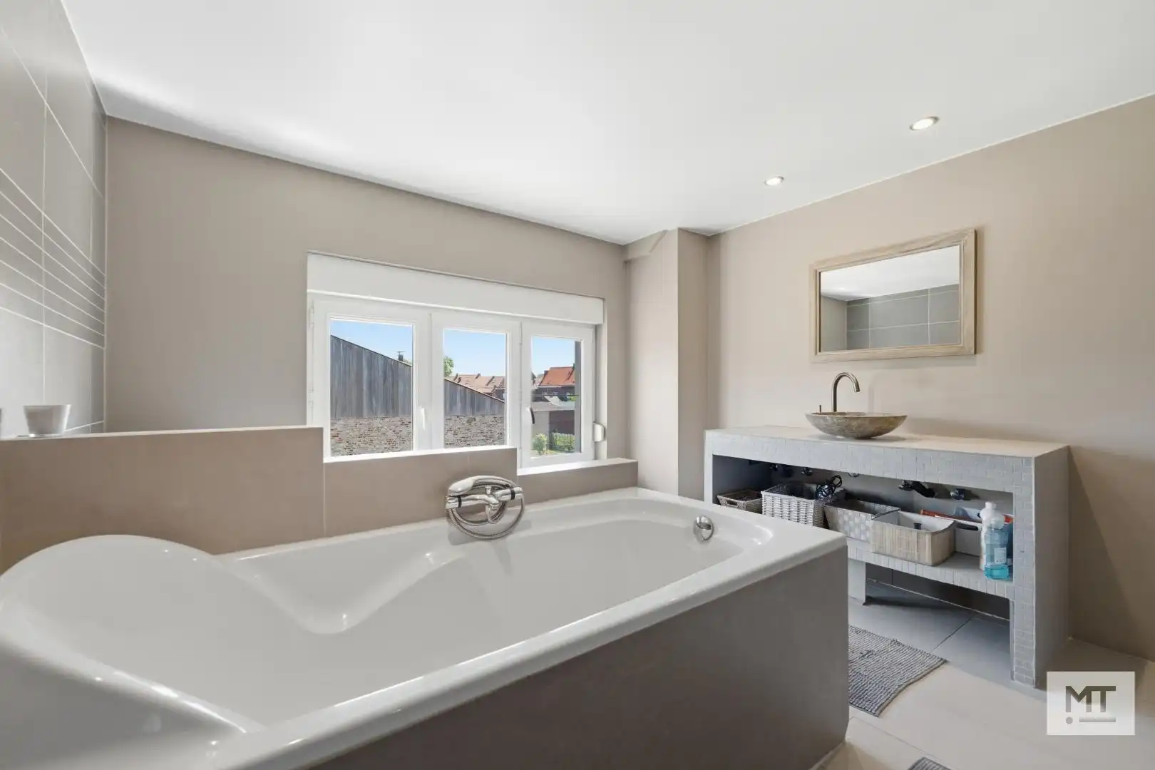 Ruime, instapklare woning met loods in het centrum van Wervik foto 21
