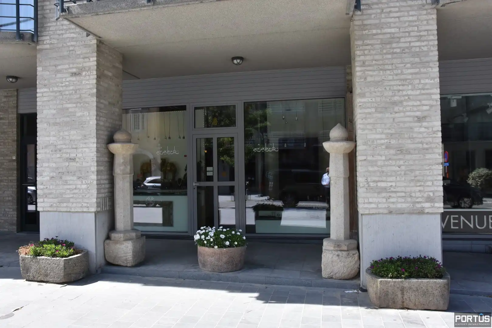 Handelspand met uitstekende ligging te huur te Nieuwpoort-Bad foto {{pictureIndex}}