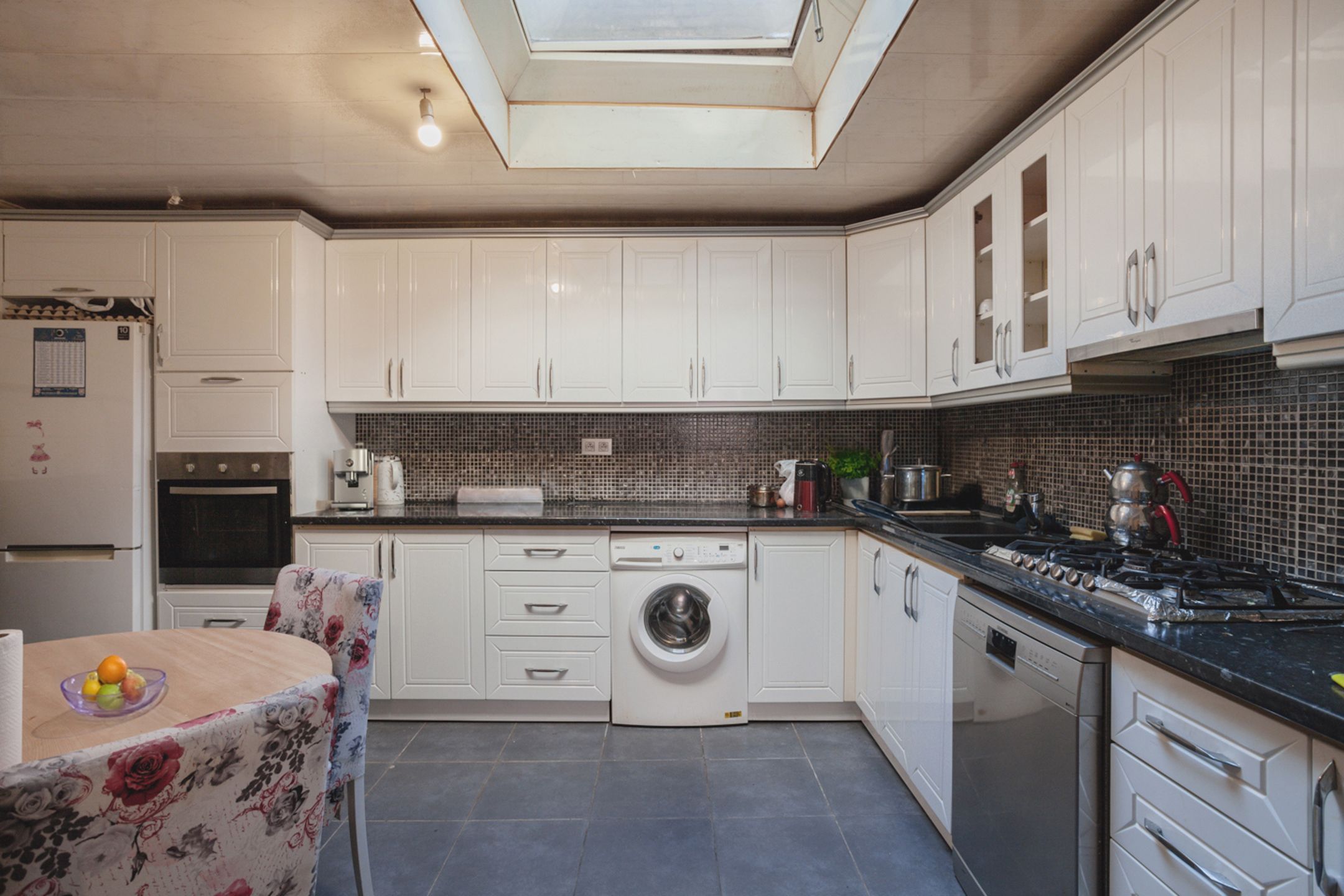 Ruime woning met 4 slaapkamers op bruisende locatie foto 6