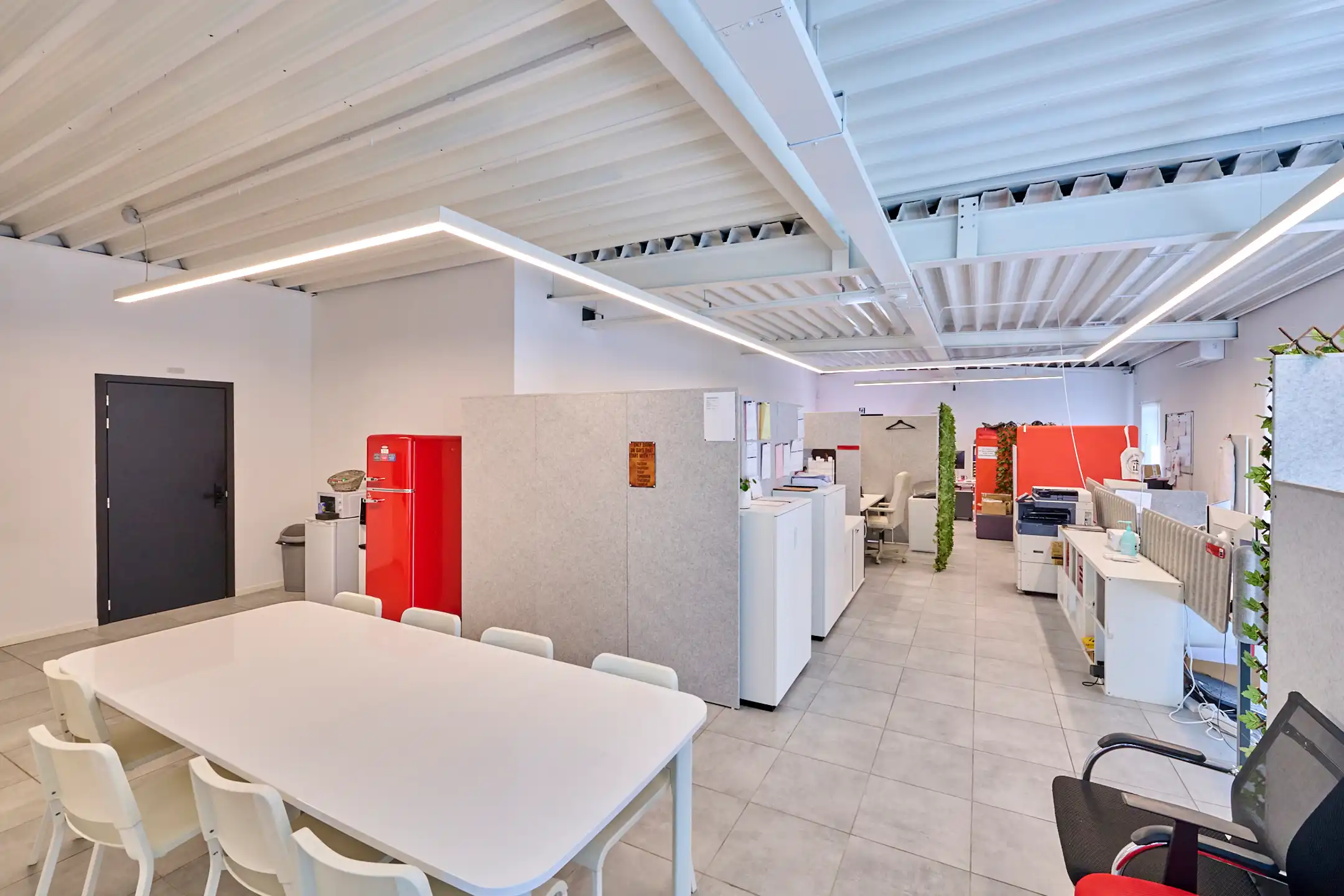 BEDRIJFSGEBOUW MET GROOT BUITENTERREIN IN GENK foto 3