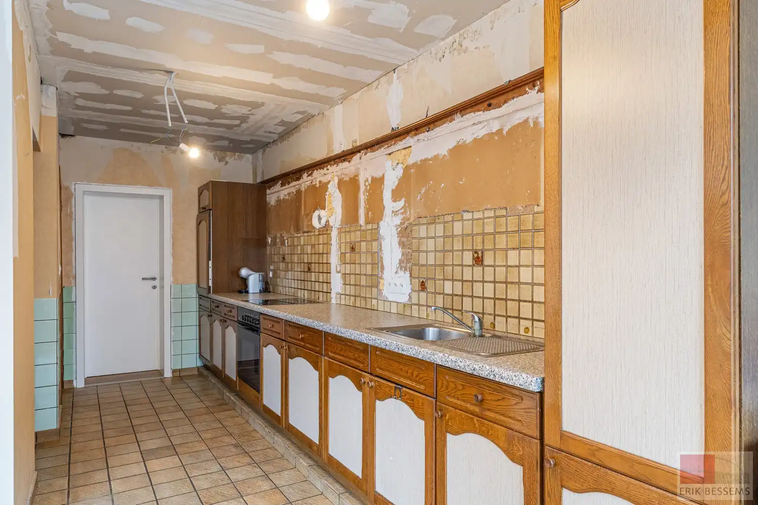 Gedeeltelijk gerenoveerde (vierkants)hoeve, met een potentieel woonoppervlakte van 547m² gelegen op een perceel van 1366m². foto 5