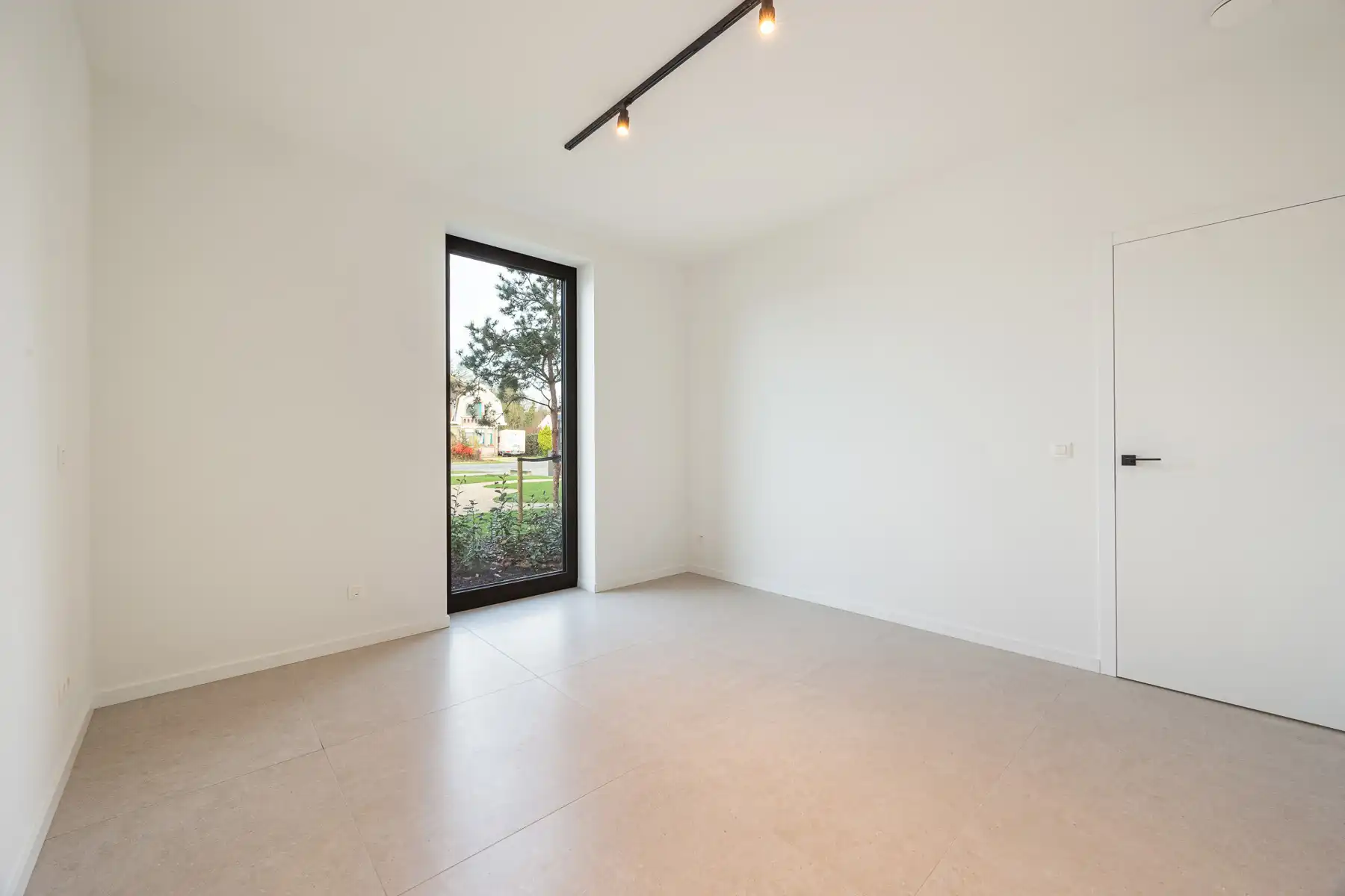 Prestigieus nieuwbouwappartement met ruime tuin en terras. foto 8