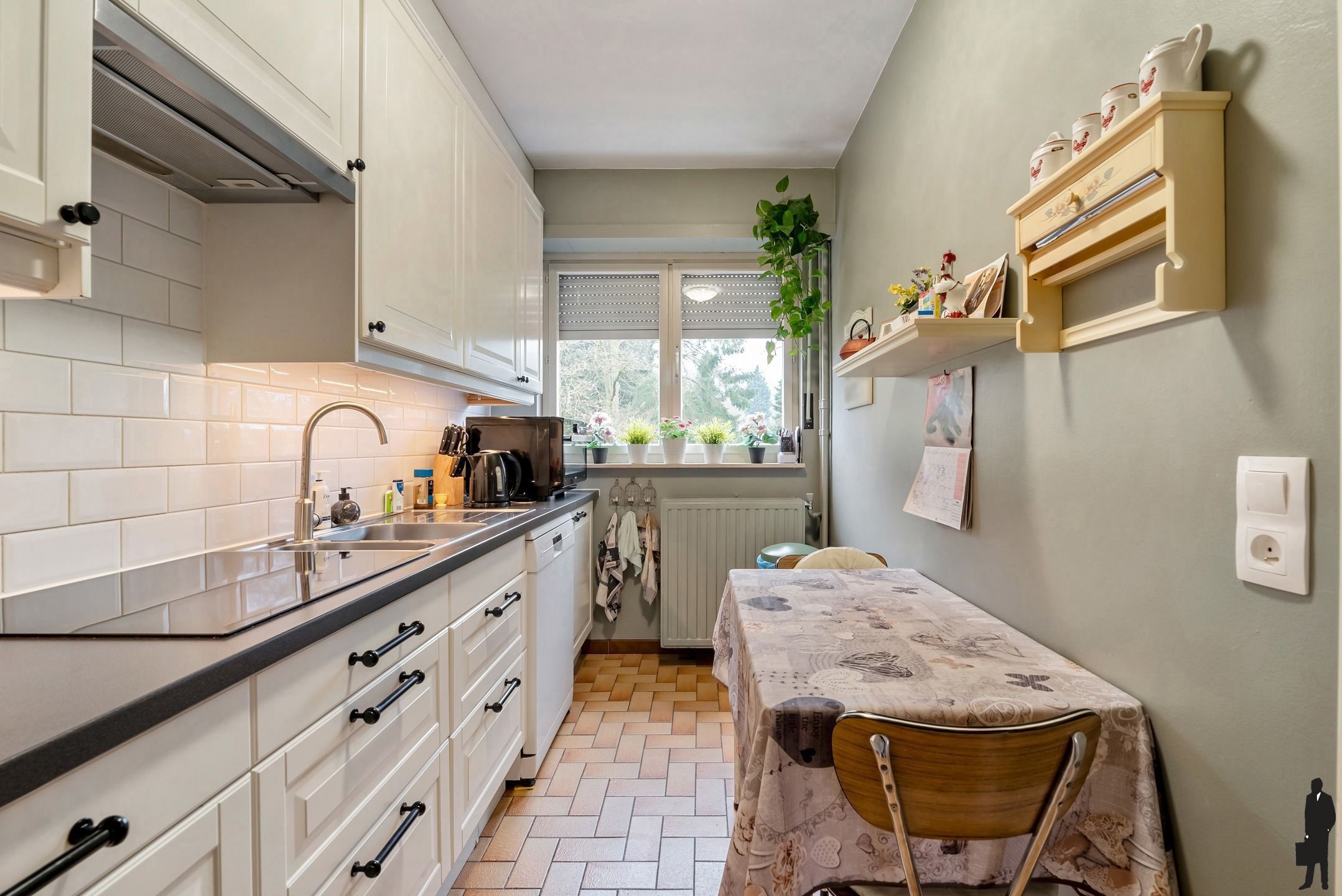 Te renoveren ruime bel-etagewoning op ca. 315 m² met veel potentieel en diepe besloten tuin! foto 6