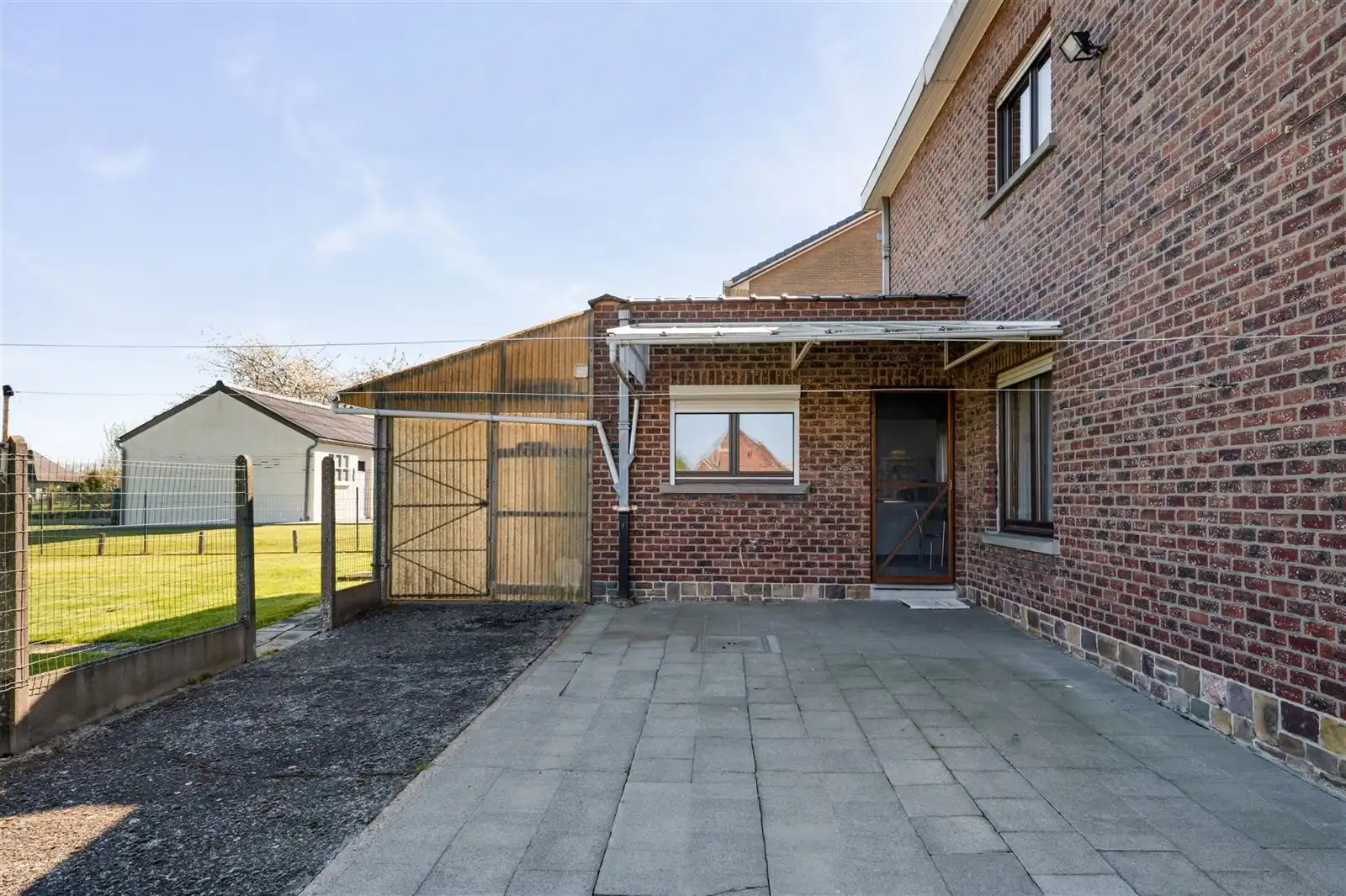 Op te frissen 4 gevelwoning met tuin op 10are92 met prachtig zicht over weilanden foto 25