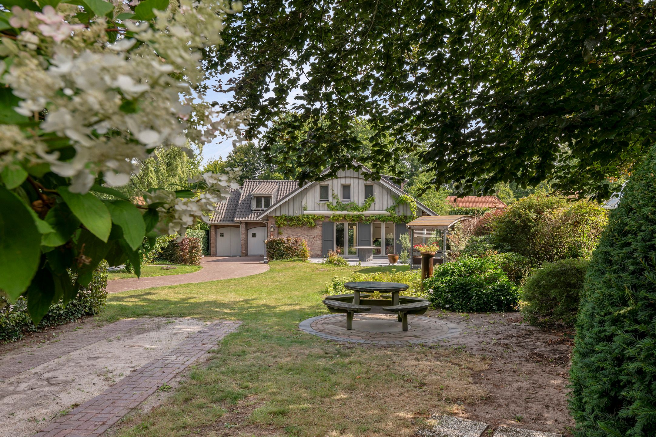 Charmante woning nabij het centrum van Heide foto {{pictureIndex}}