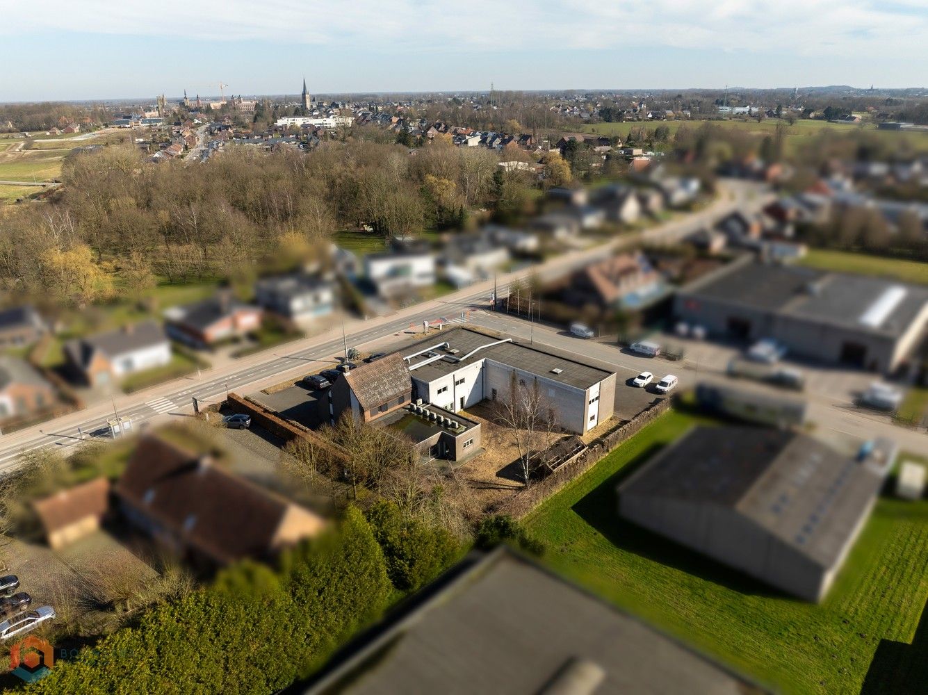 Veelzijdig kantoorgebouw met ruime parking op 2433 m² foto 2