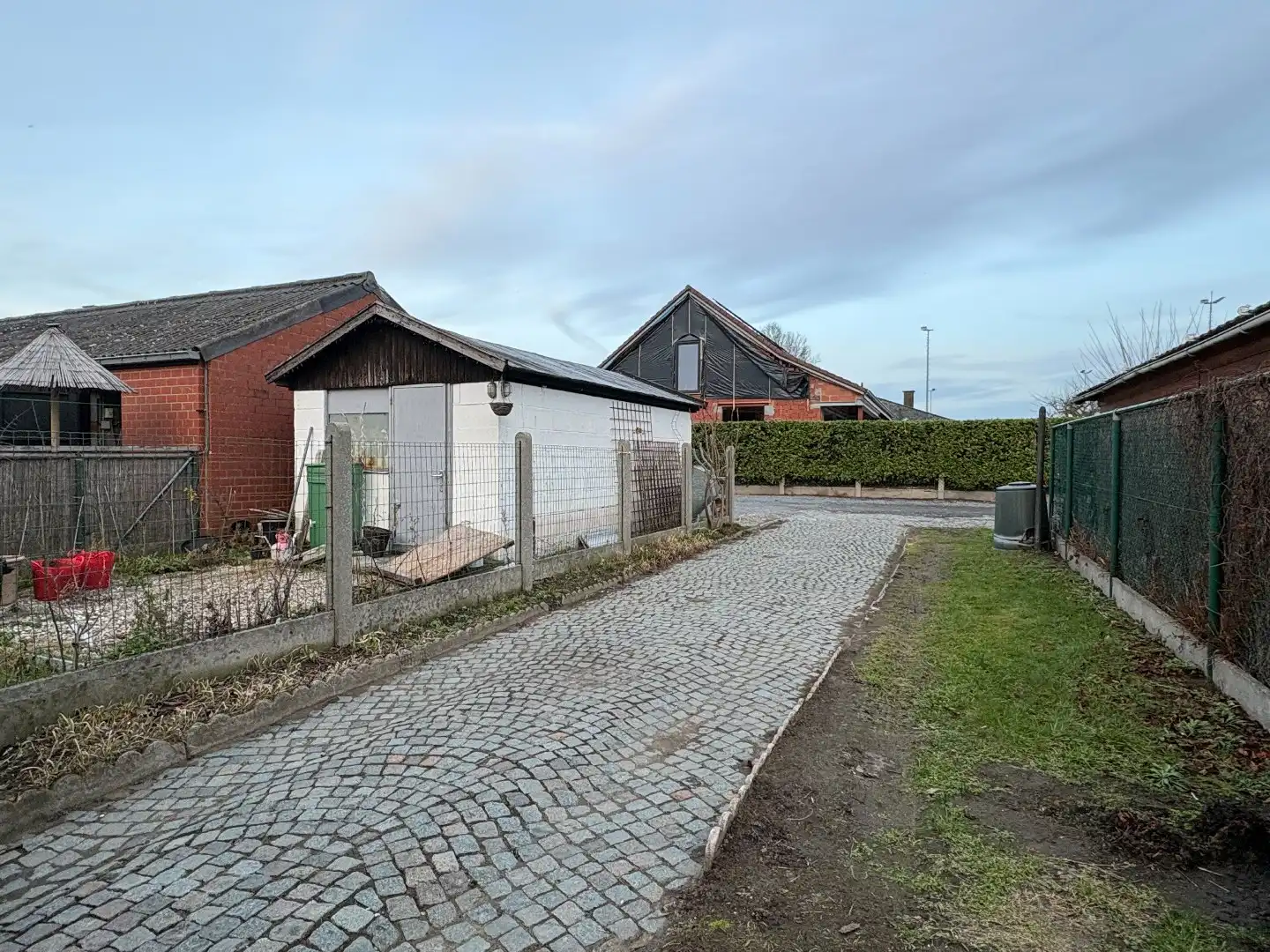 Te renoveren woning te koop in Harelbeke met uitweg.  foto 13