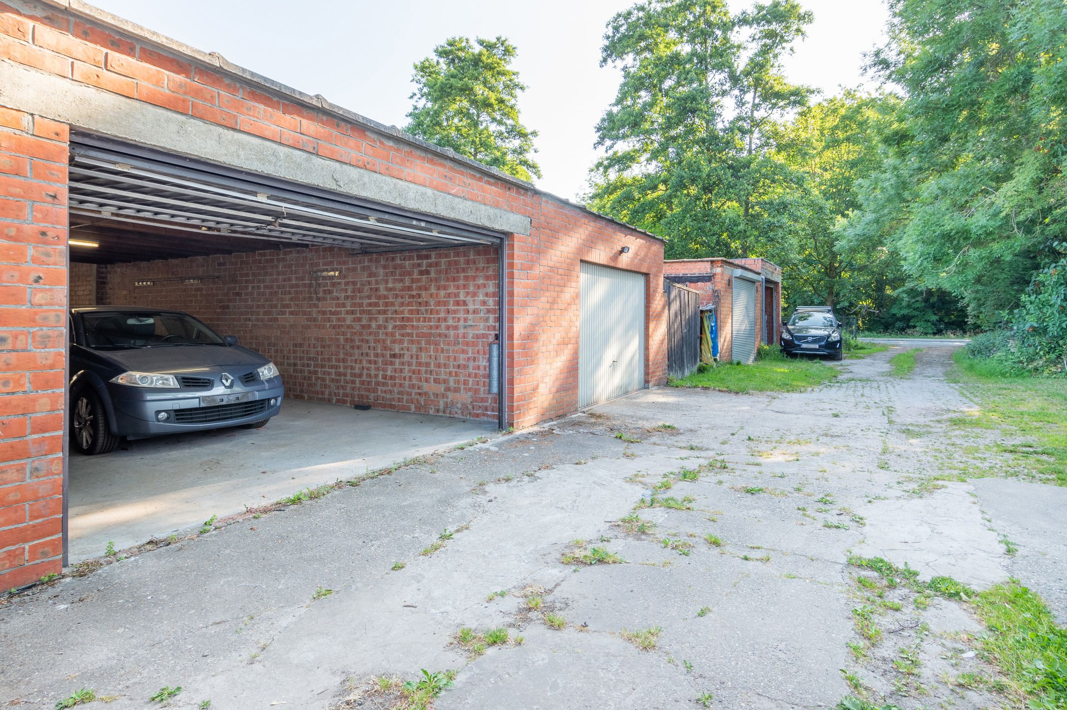 Op te frissen handelshuis met uitzonderlijk grote garage foto 25