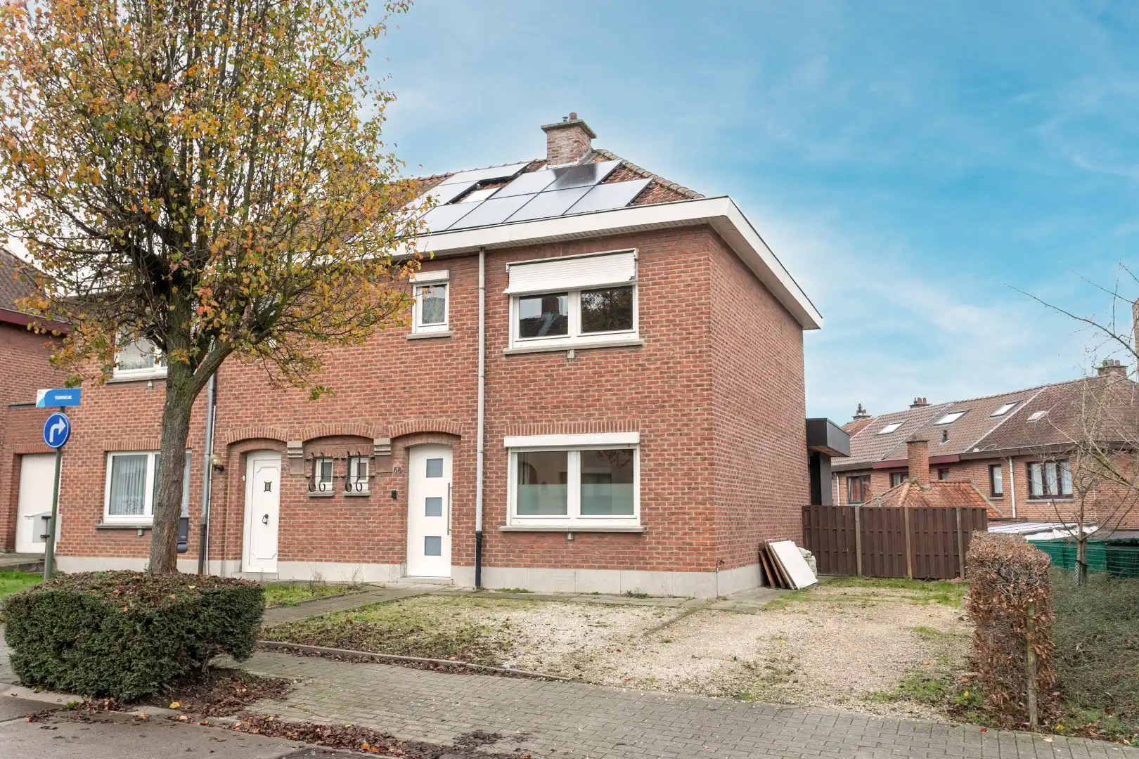 Rustig gelegen halfopen woning met 3 slpks en tuin te Buizingen foto {{pictureIndex}}