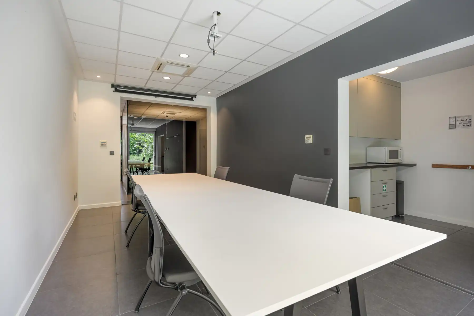 Commercieel gelegen kantoorruimte met moderne voorzieningen. foto 13