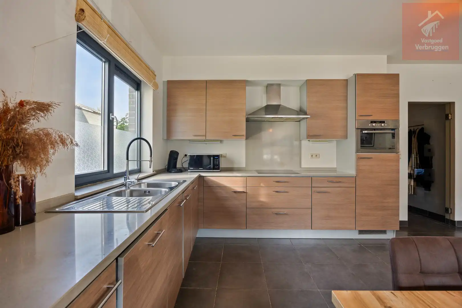 Modern instapklaar gelijkvloers appartement met 2 slpk, terrassen en autostaanplaats foto 6