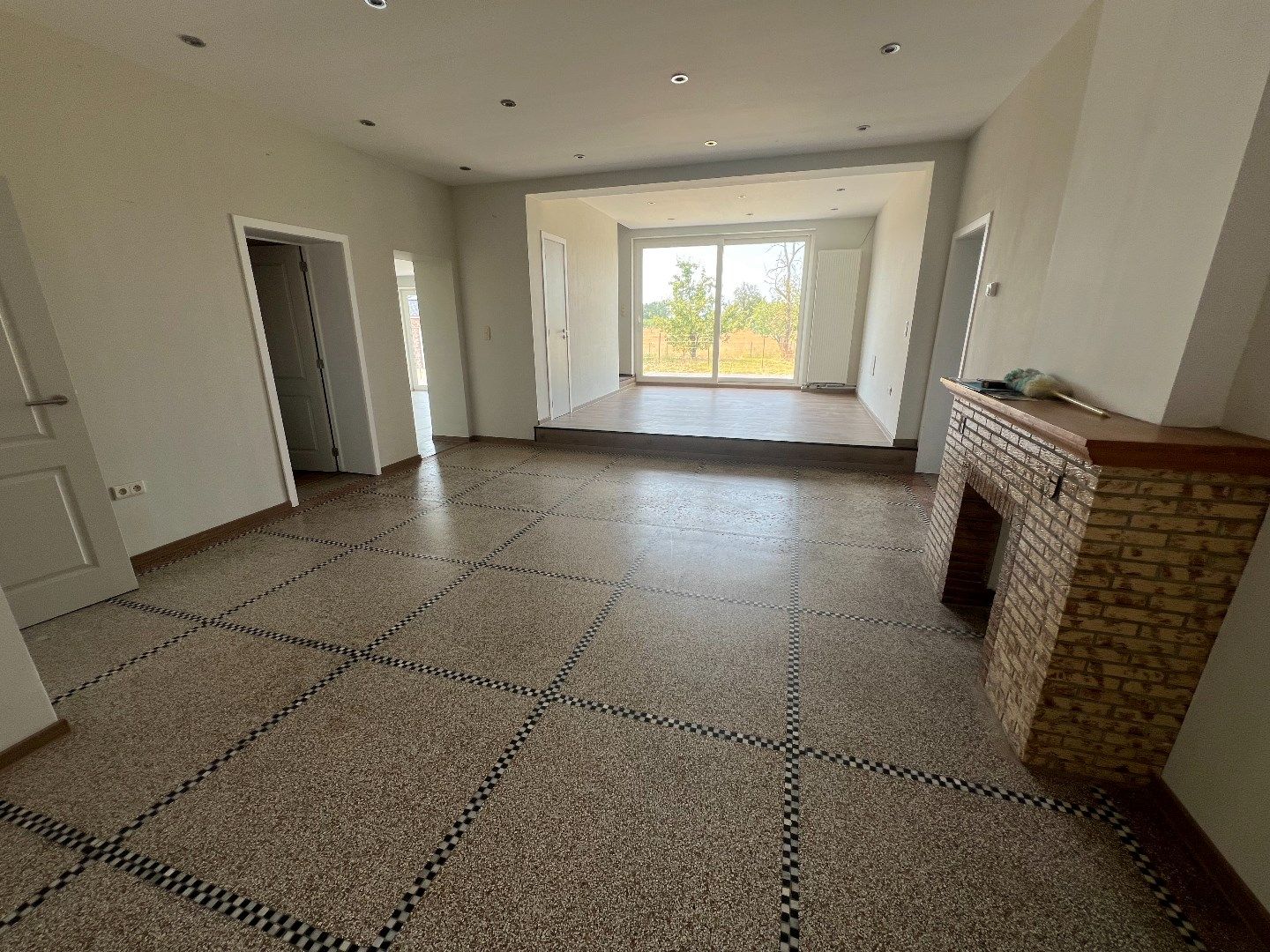 Opgefriste, ruime woning met 4 slpks, garage, carport, terras en tuin foto 3