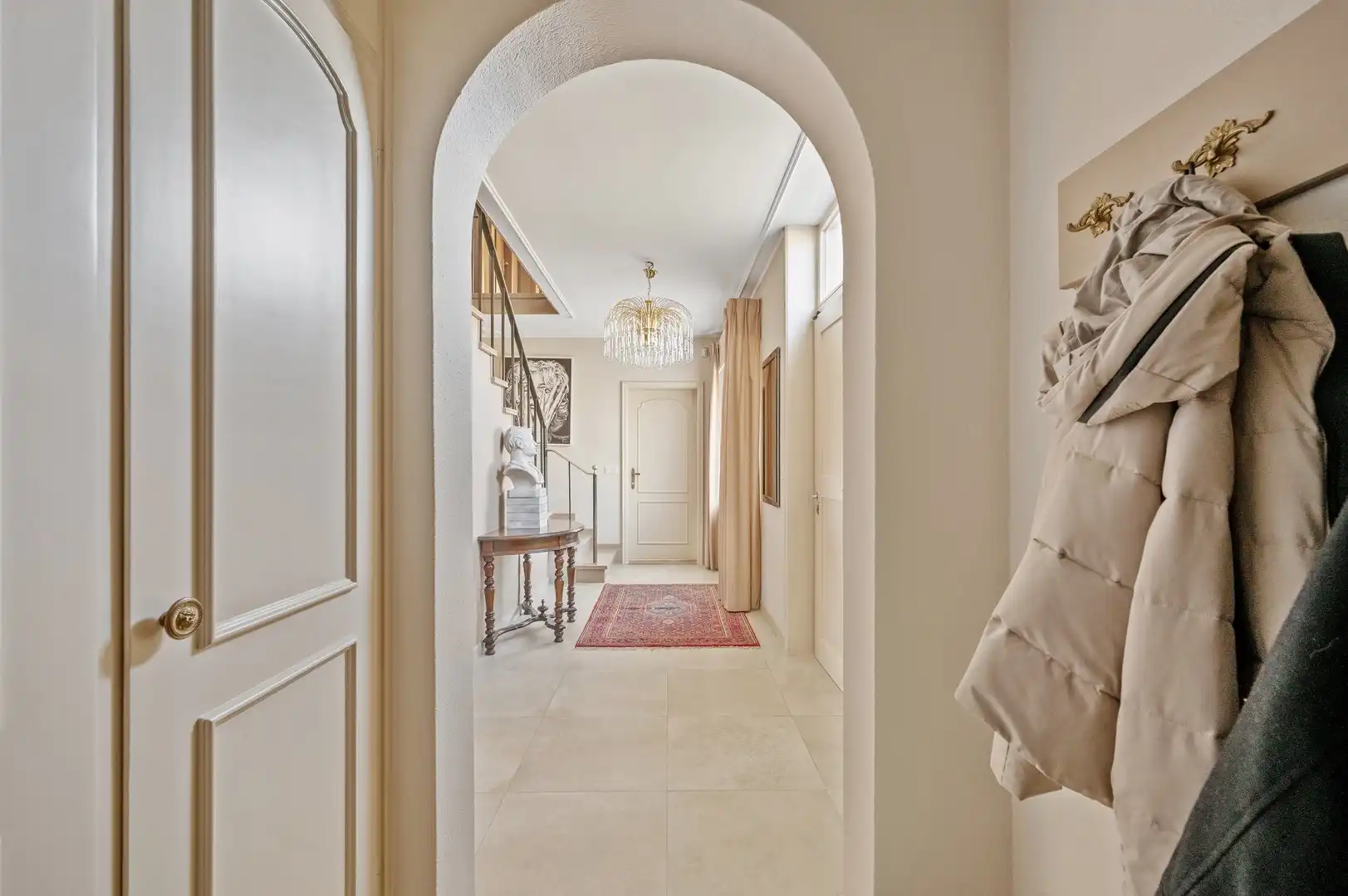 Unieke eigendom met vrijstaande woning met kantoor, loods en een grote dubbele garage foto 10