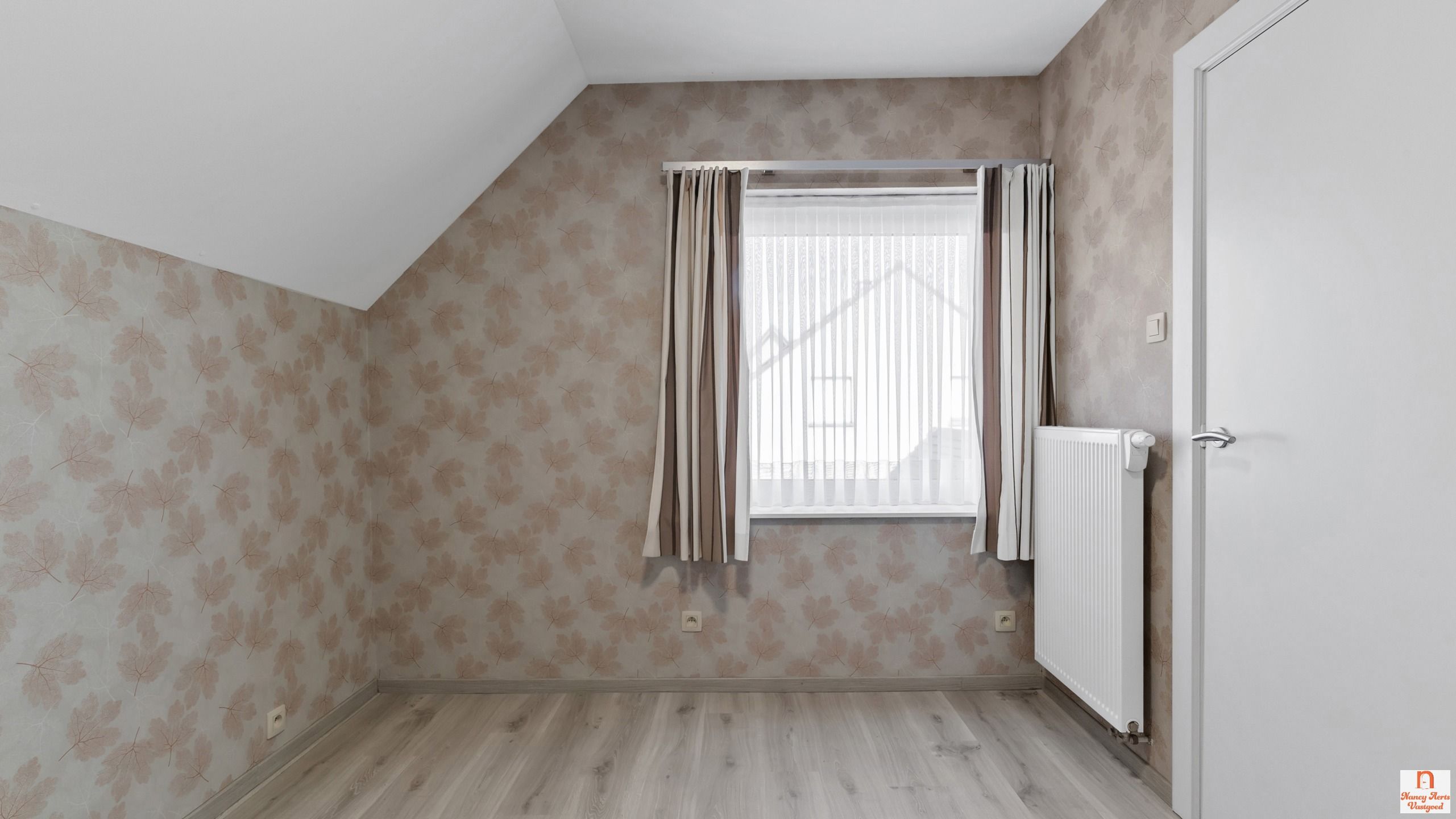 Instapklare woning met uitzonderlijk grote tuin met vijver foto 26