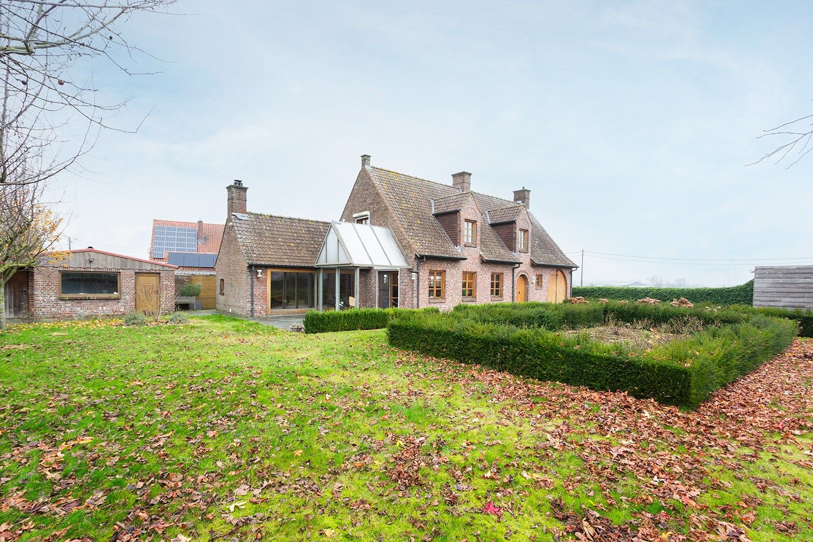 Charmante gezinswoning op 6.217 m² foto {{pictureIndex}}