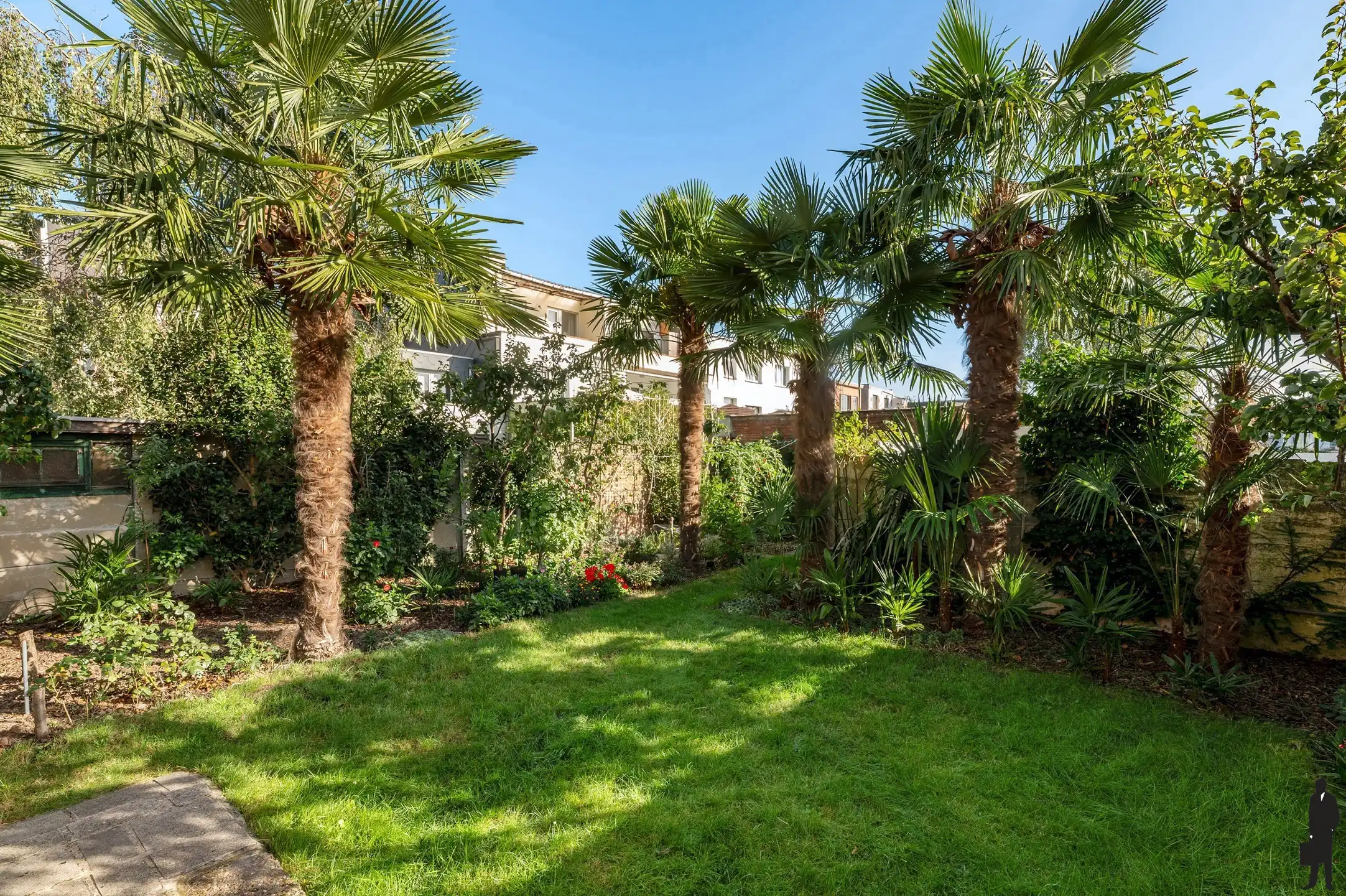 Ruime gezinswoning met bouwgrond. foto 3