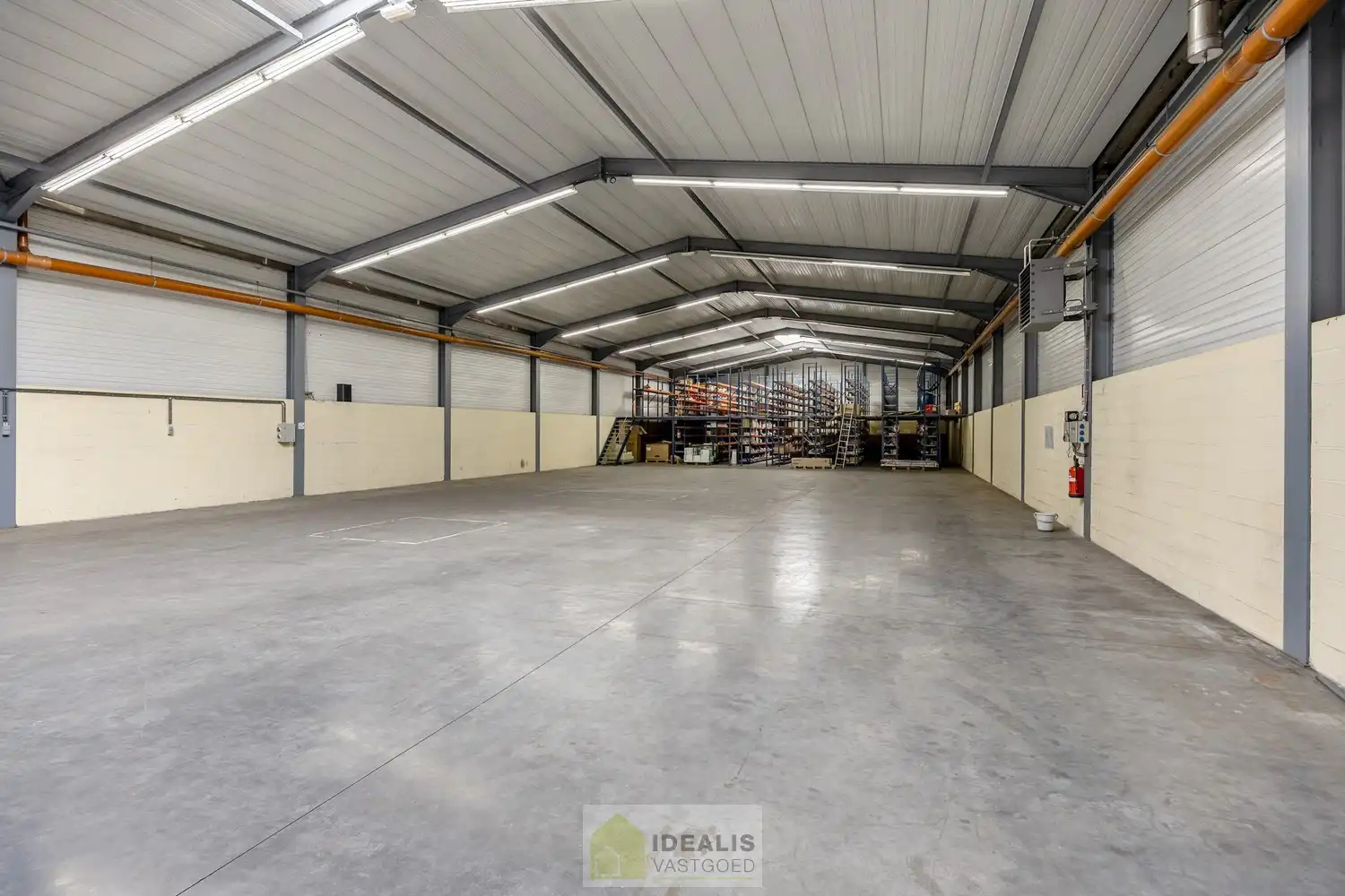 IDEALIS VASTGOED – Industrieel bedrijfsgebouw van maar liefst +-5000m² bruikbare oppervlakte, bestaande uit bedrijfshallen, kantoor- en vergaderruimtes en een appartement met een centrale ligging op industrieterrein Genk Zuid op een perceel van 10.326m² (1,03 hectare). foto 25