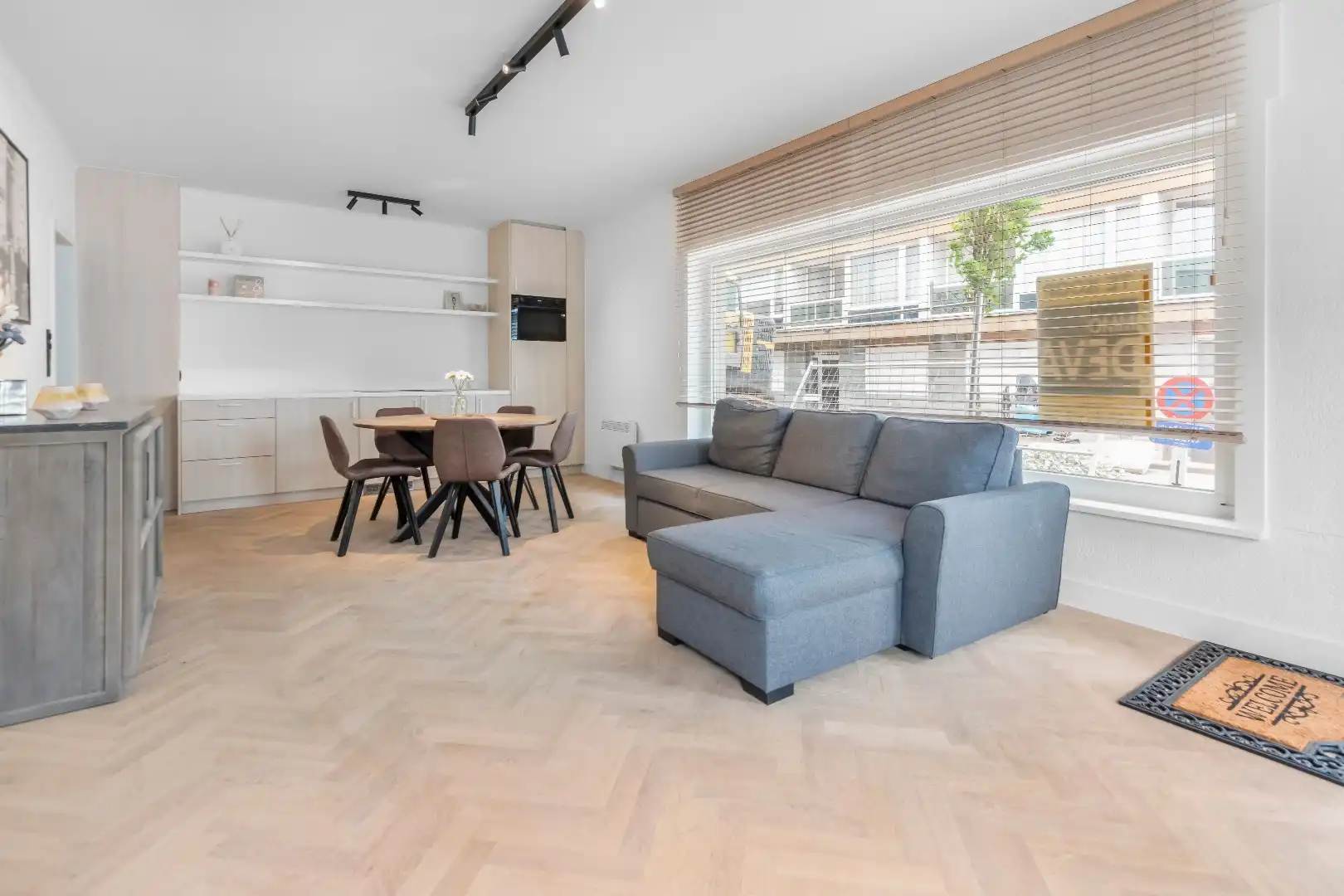 Hoek handelspand met grote zichtbaarheid, gelegen op de Zoutelaan vlakbij het commerciële centrum. foto 2