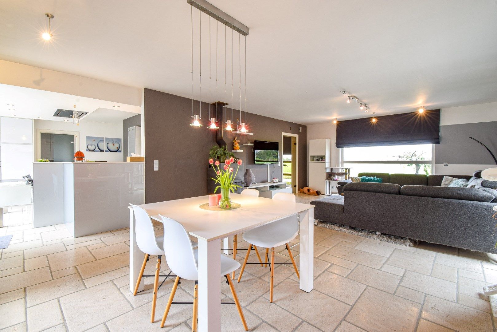 Verzorgde woning met 4 slaapkamers, garage en mooie tuin foto 5