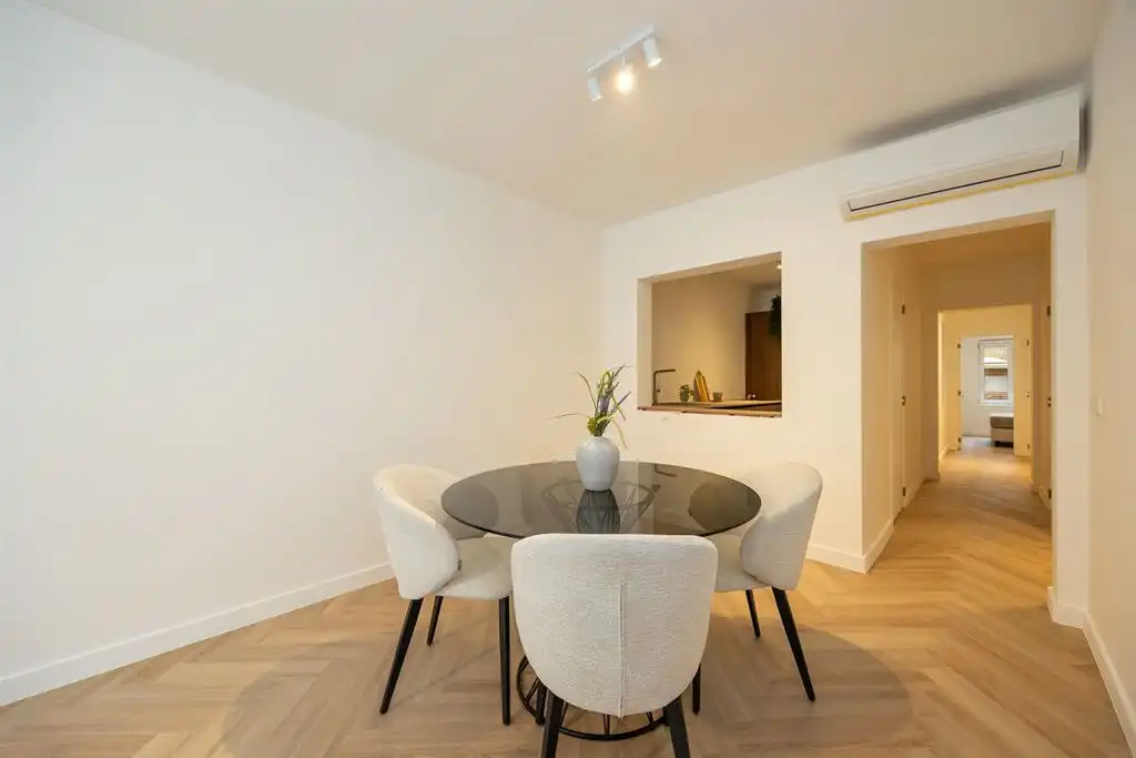 Gerenoveerd gelijkvloers appartement met grote tuin foto 4