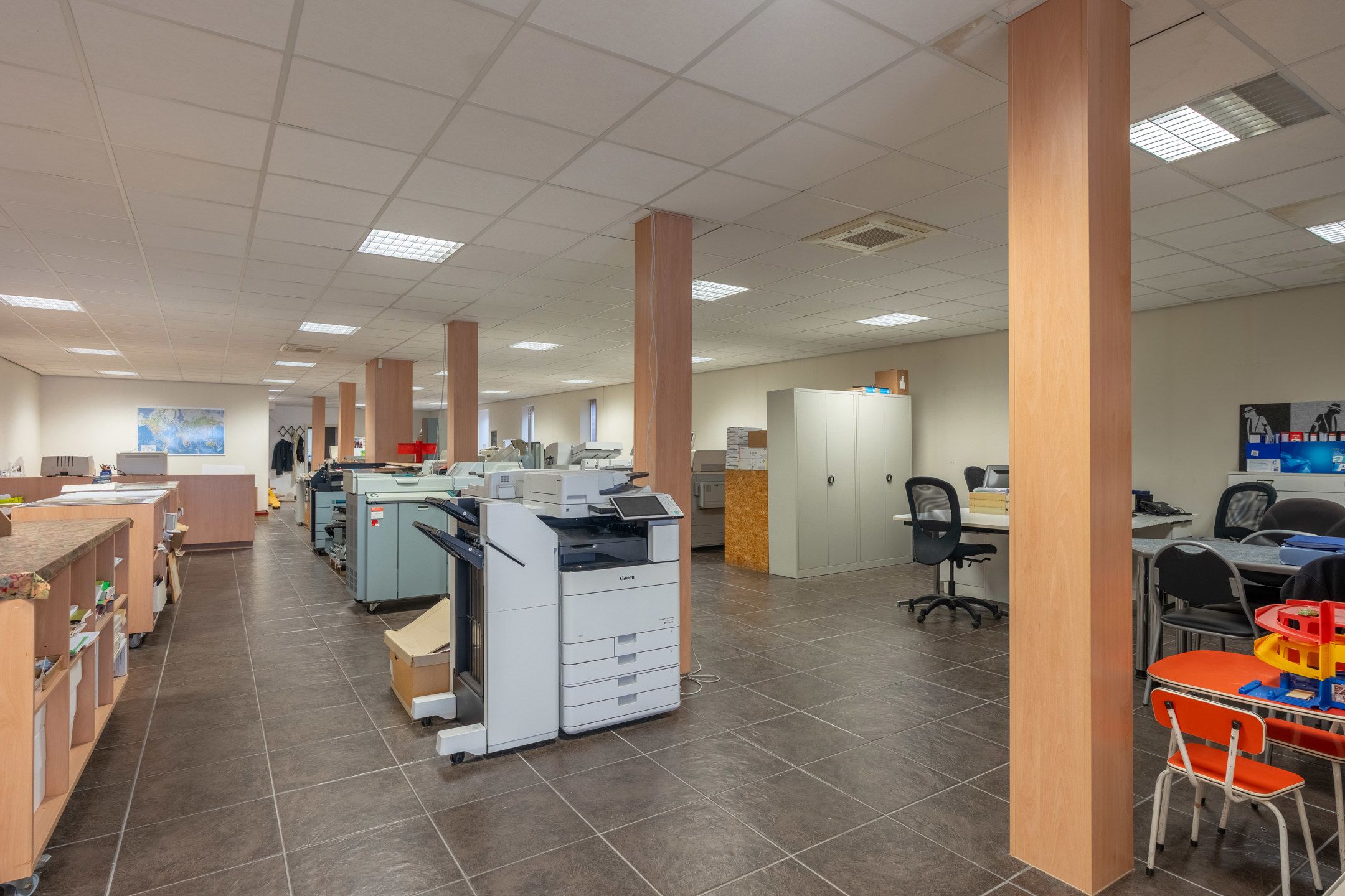 Verrassend ruime handelswoning met bovenliggend appartement. foto 8