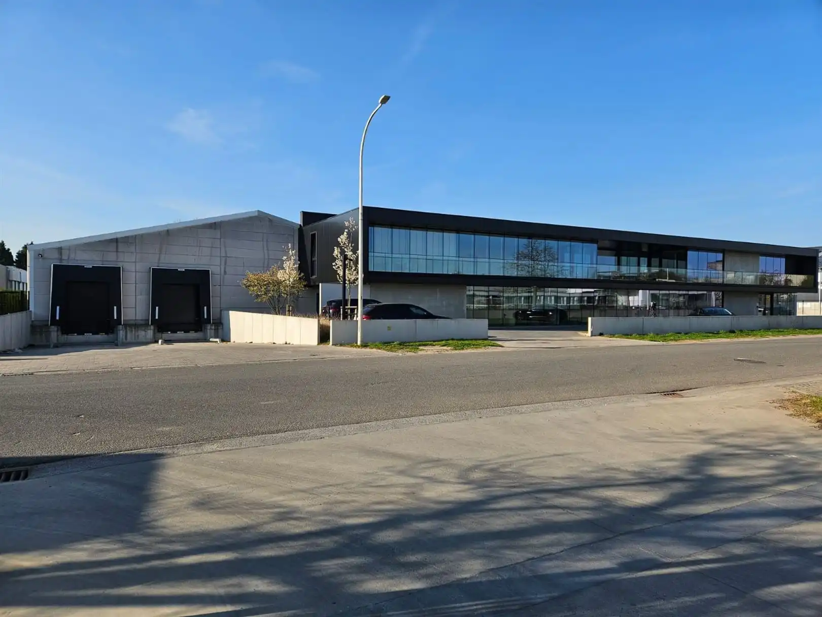 Magazijn met laadkades en kantoren foto {{pictureIndex}}