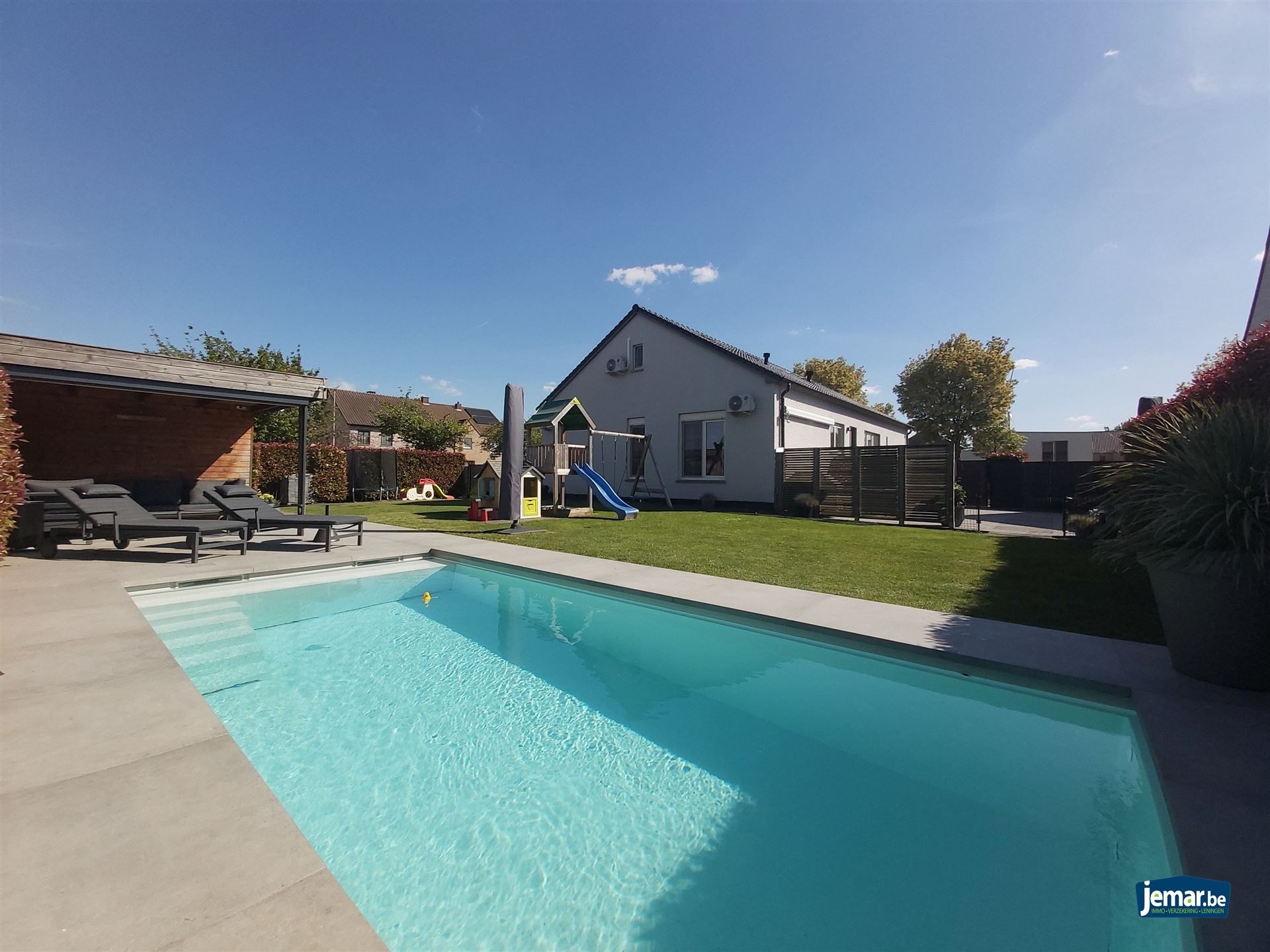 Instapklare gezinswoning met 5 slaapkamers gelegen op ruim perceel met verwarmd zwembad op ideale locatie te Maasmechelen! foto 25