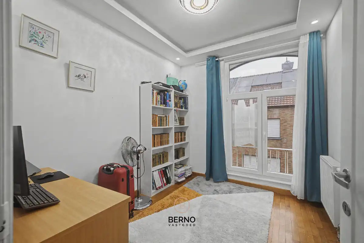 Gerenoveerde woning met 5 slaapkamers en parkeerplaats foto 14