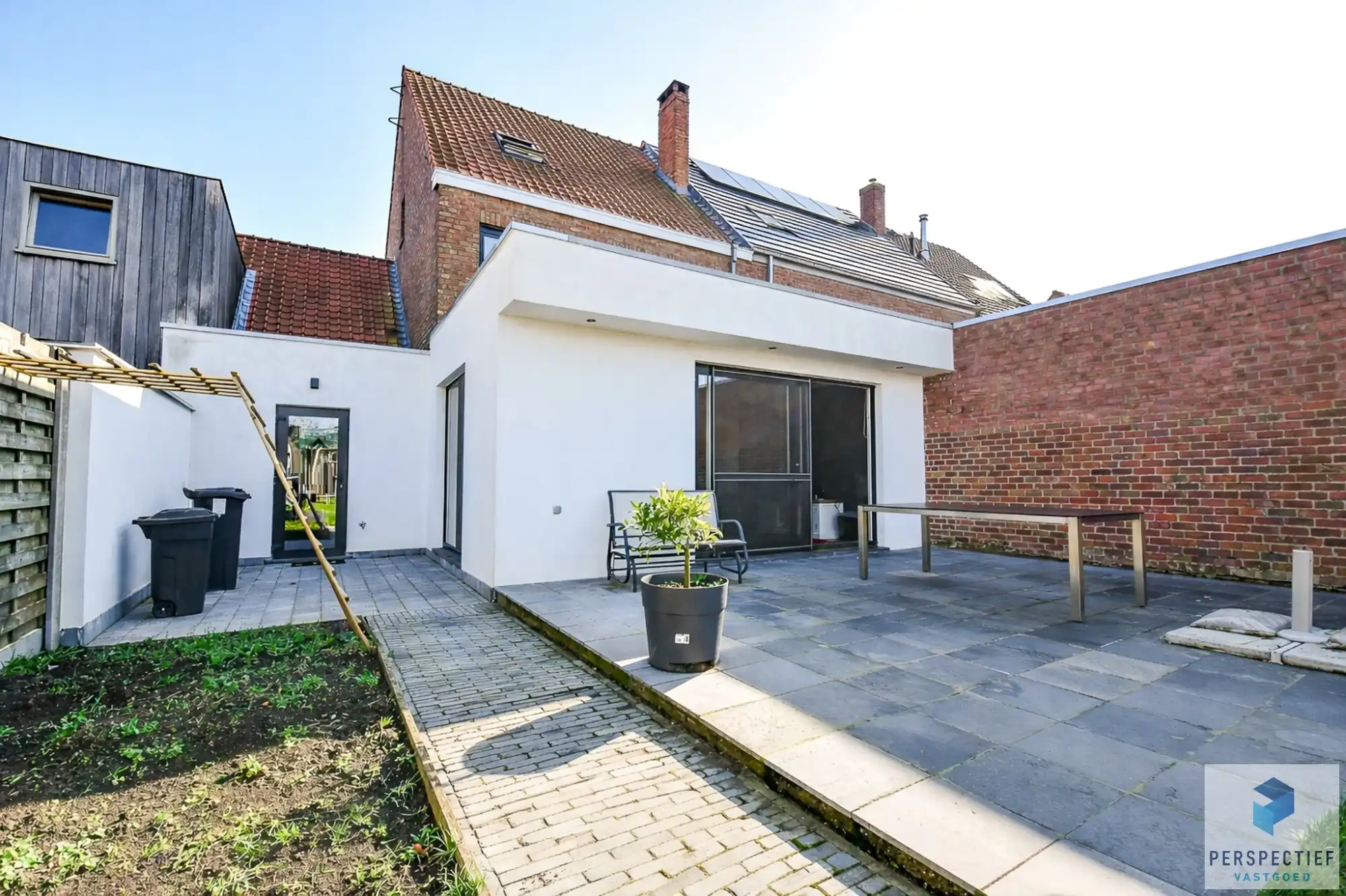 Ruime gerenoveerde woning met 4 slpk, grote tuin en garage foto 3